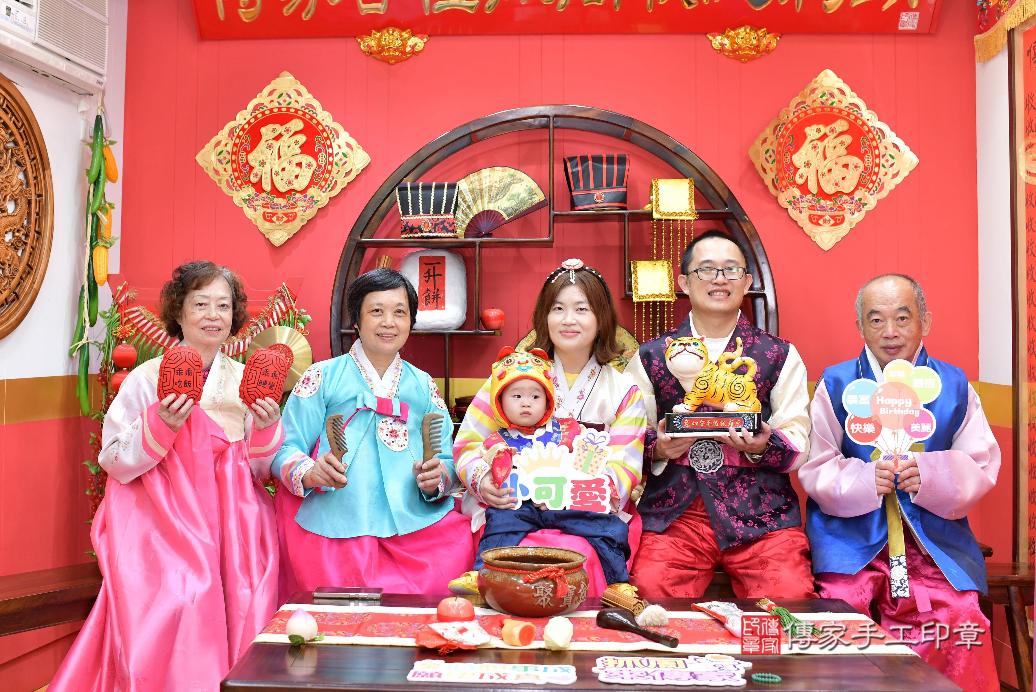 傳家手工印章桃園店、抓周、度脺、中國風會場、傳家嬰兒古禮、吉祥話、抓周道具物品24種、拍照。抓周證書。寶寶抓周、滿周歲、生日快樂、祝福