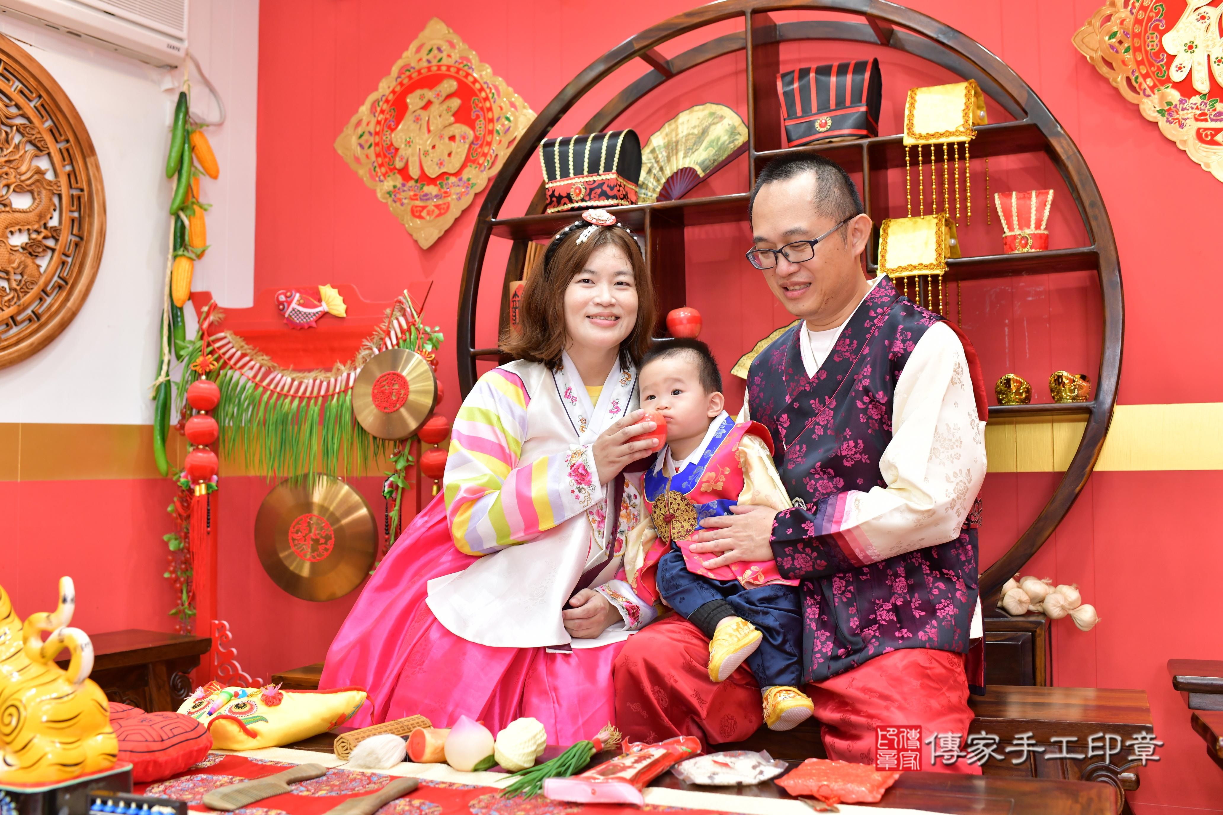 傳家手工印章桃園店、抓周、度脺、中國風會場、傳家嬰兒古禮、吉祥話、抓周道具物品24種、拍照。抓周證書。寶寶抓周、滿周歲、生日快樂、祝福