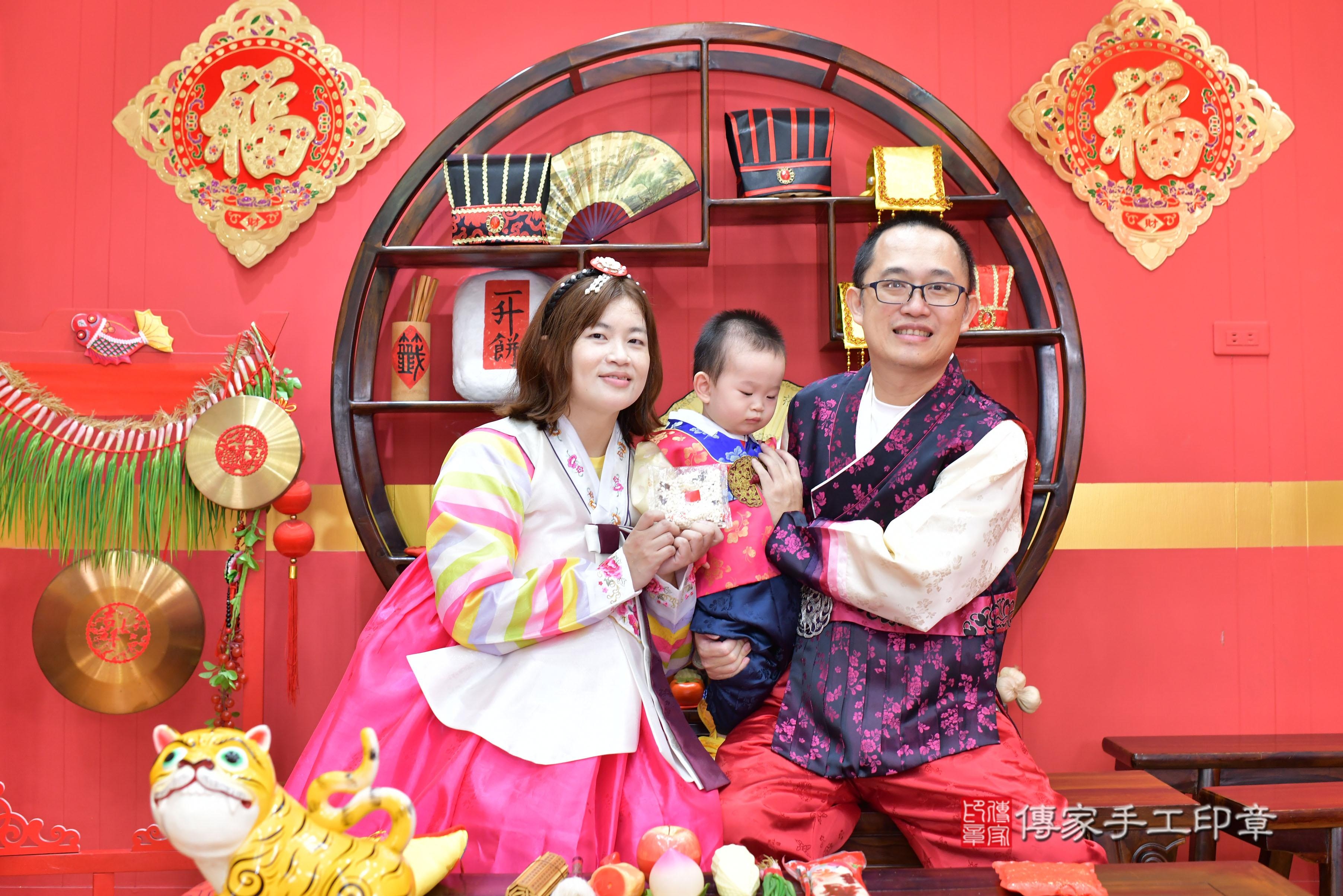 傳家手工印章桃園店、抓周、度脺、中國風會場、傳家嬰兒古禮、吉祥話、抓周道具物品24種、拍照。抓周證書。寶寶抓周、滿周歲、生日快樂、祝福