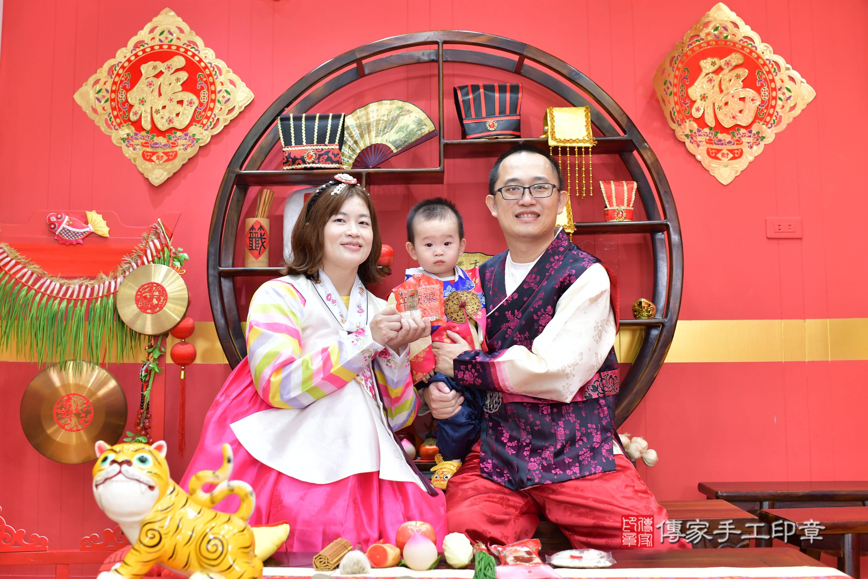 傳家手工印章桃園店、抓周、度脺、中國風會場、傳家嬰兒古禮、吉祥話、抓周道具物品24種、拍照。抓周證書。寶寶抓周、滿周歲、生日快樂、祝福