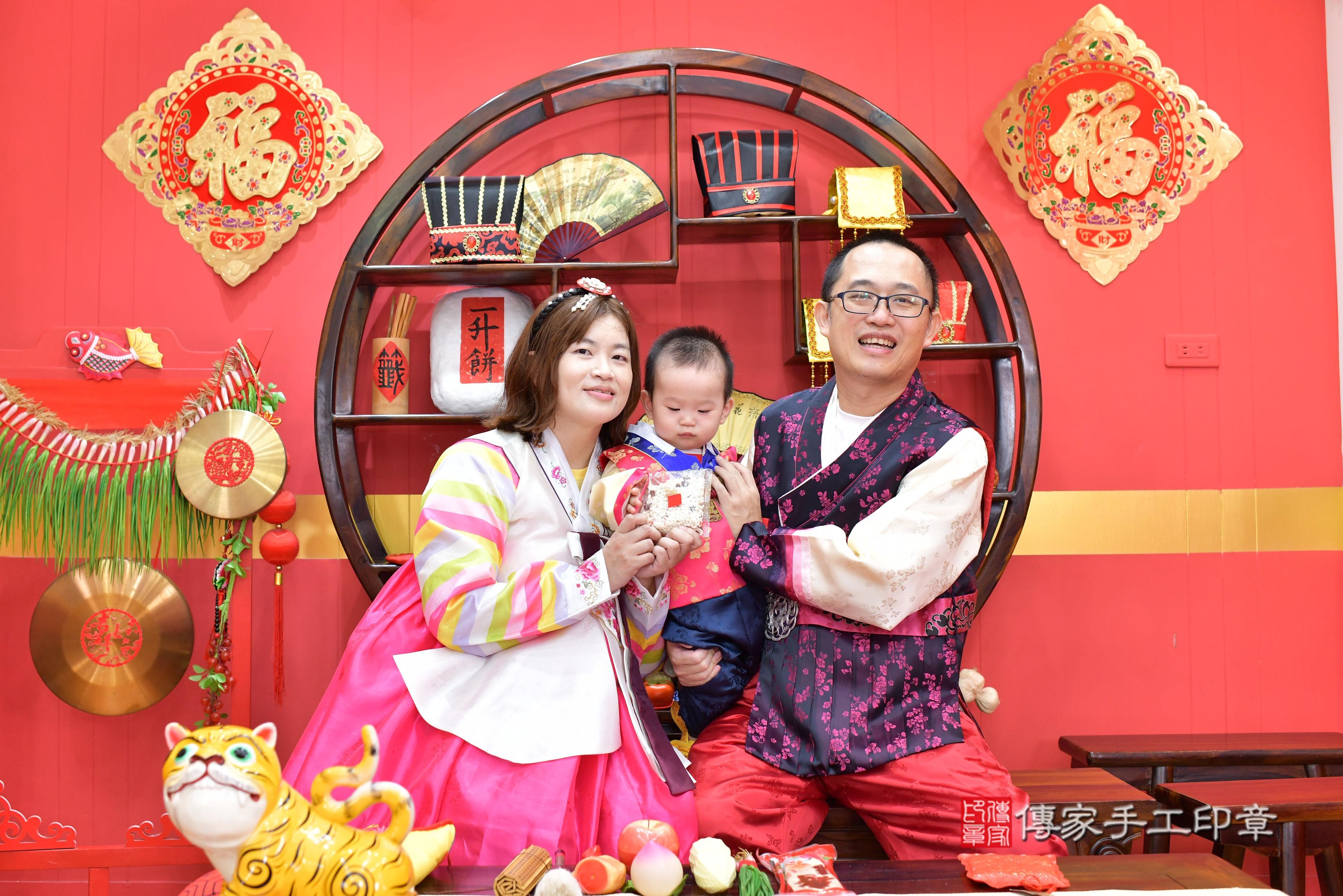 傳家手工印章桃園店、抓周、度脺、中國風會場、傳家嬰兒古禮、吉祥話、抓周道具物品24種、拍照。抓周證書。寶寶抓周、滿周歲、生日快樂、祝福