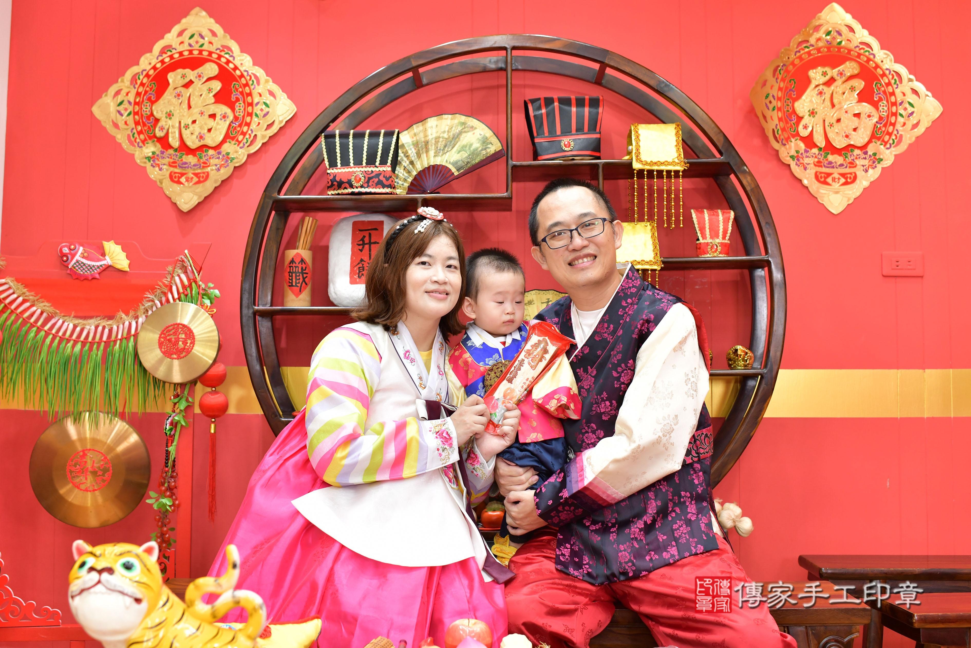 傳家手工印章桃園店、抓周、度脺、中國風會場、傳家嬰兒古禮、吉祥話、抓周道具物品24種、拍照。抓周證書。寶寶抓周、滿周歲、生日快樂、祝福