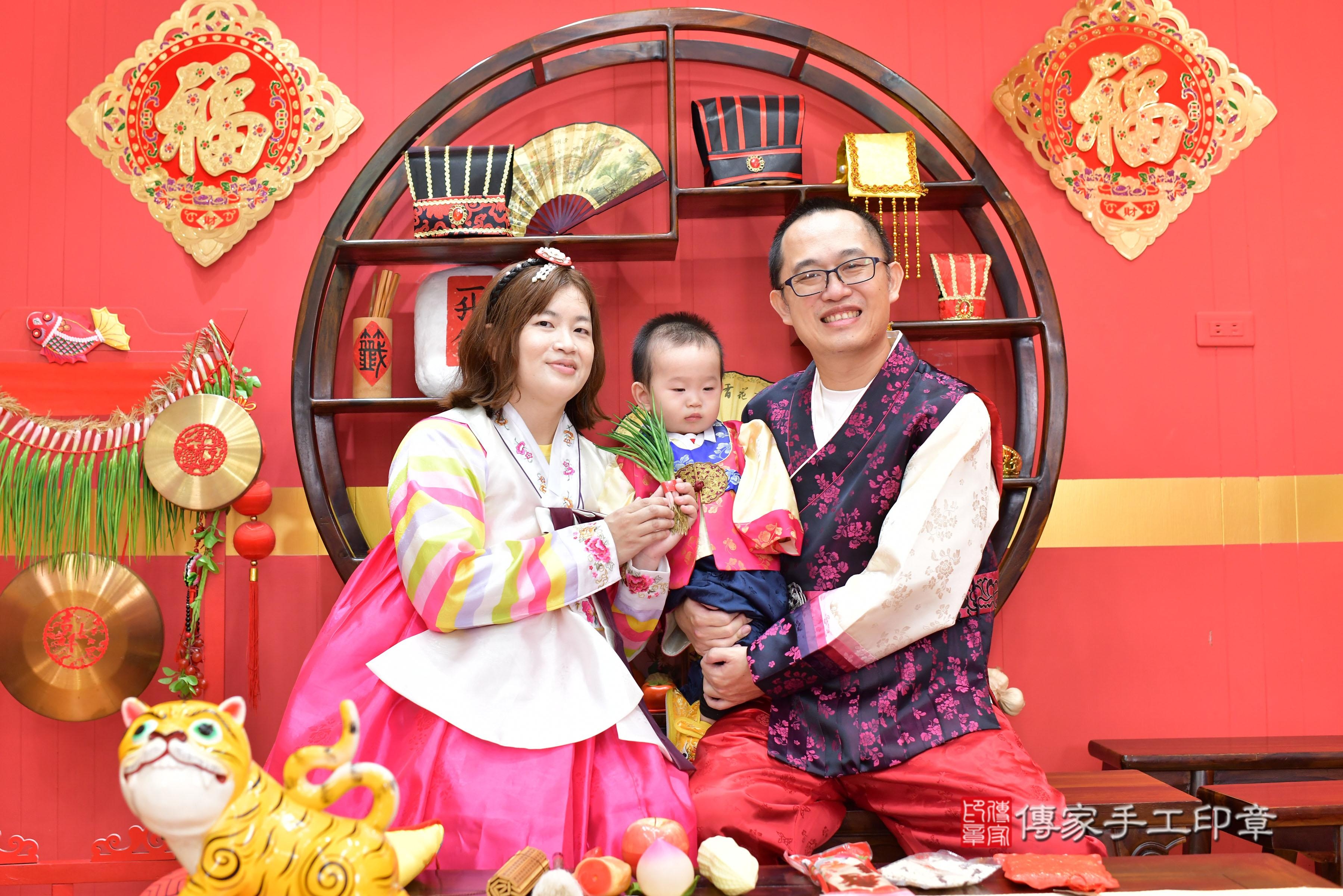 傳家手工印章桃園店、抓周、度脺、中國風會場、傳家嬰兒古禮、吉祥話、抓周道具物品24種、拍照。抓周證書。寶寶抓周、滿周歲、生日快樂、祝福