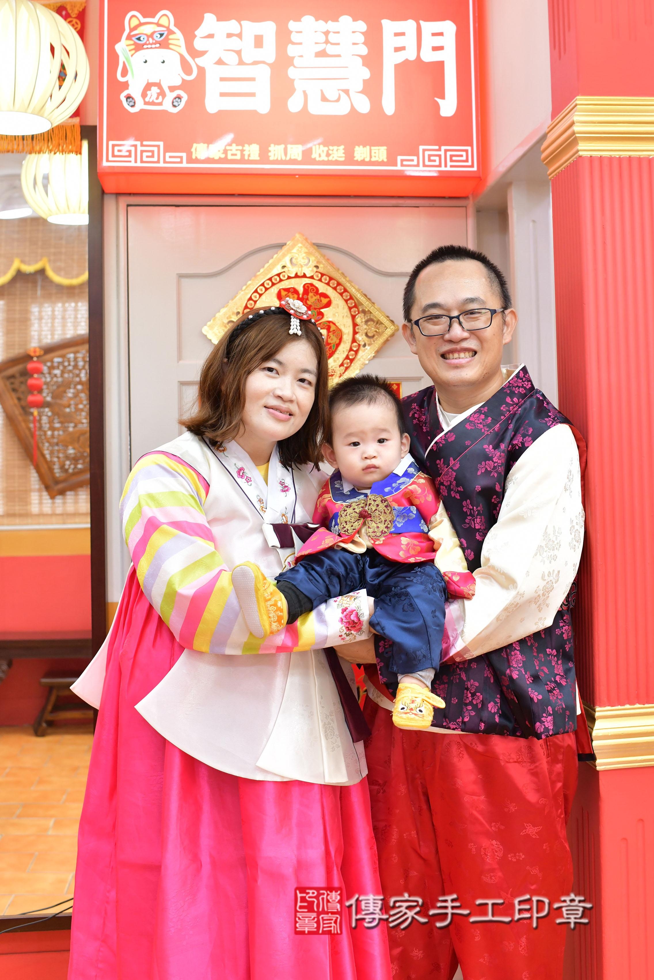 傳家手工印章桃園店、抓周、度脺、中國風會場、傳家嬰兒古禮、吉祥話、抓周道具物品24種、拍照。抓周證書。寶寶抓周、滿周歲、生日快樂、祝福