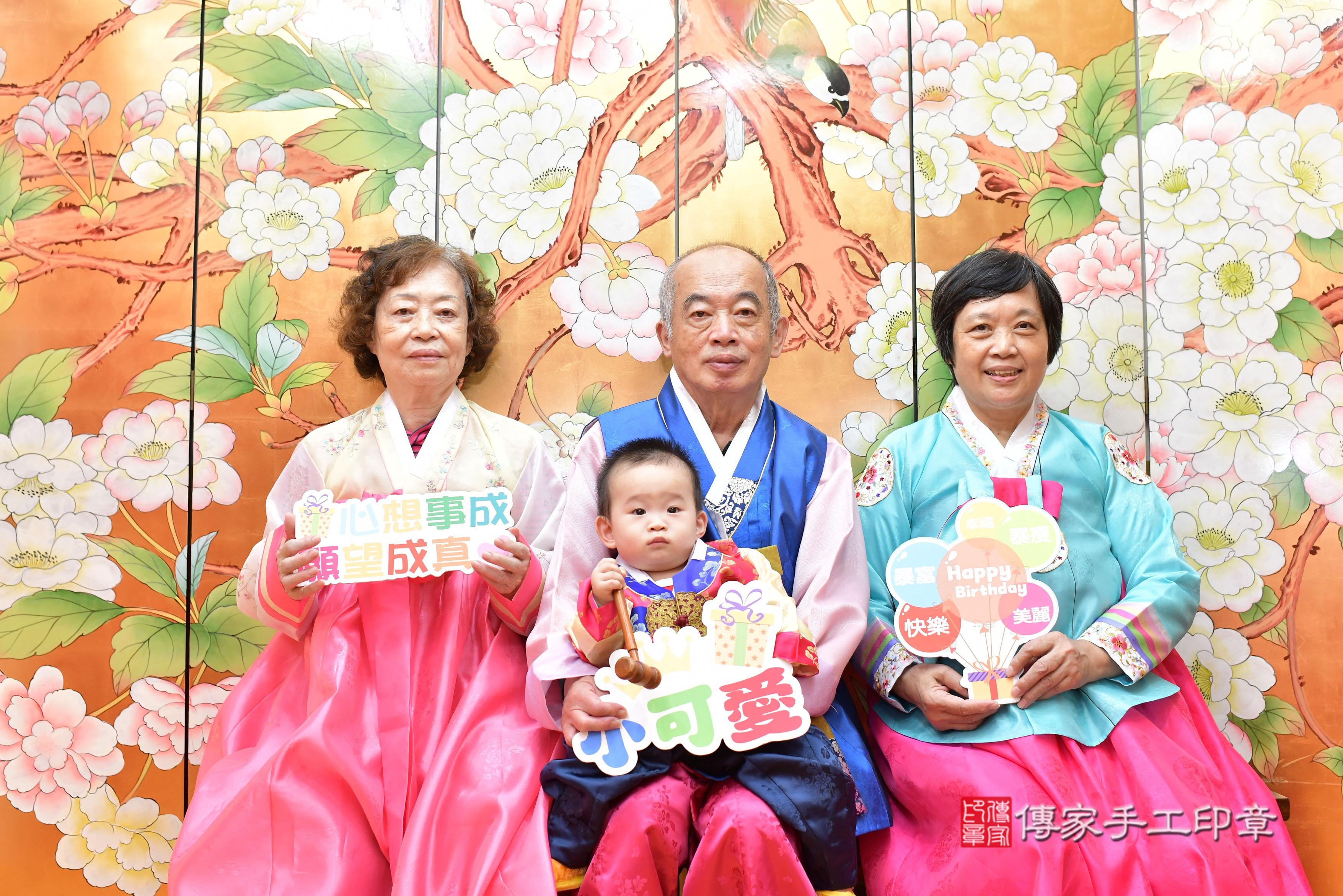 傳家手工印章桃園店、抓周、度脺、中國風會場、傳家嬰兒古禮、吉祥話、抓周道具物品24種、拍照。抓周證書。寶寶抓周、滿周歲、生日快樂、祝福