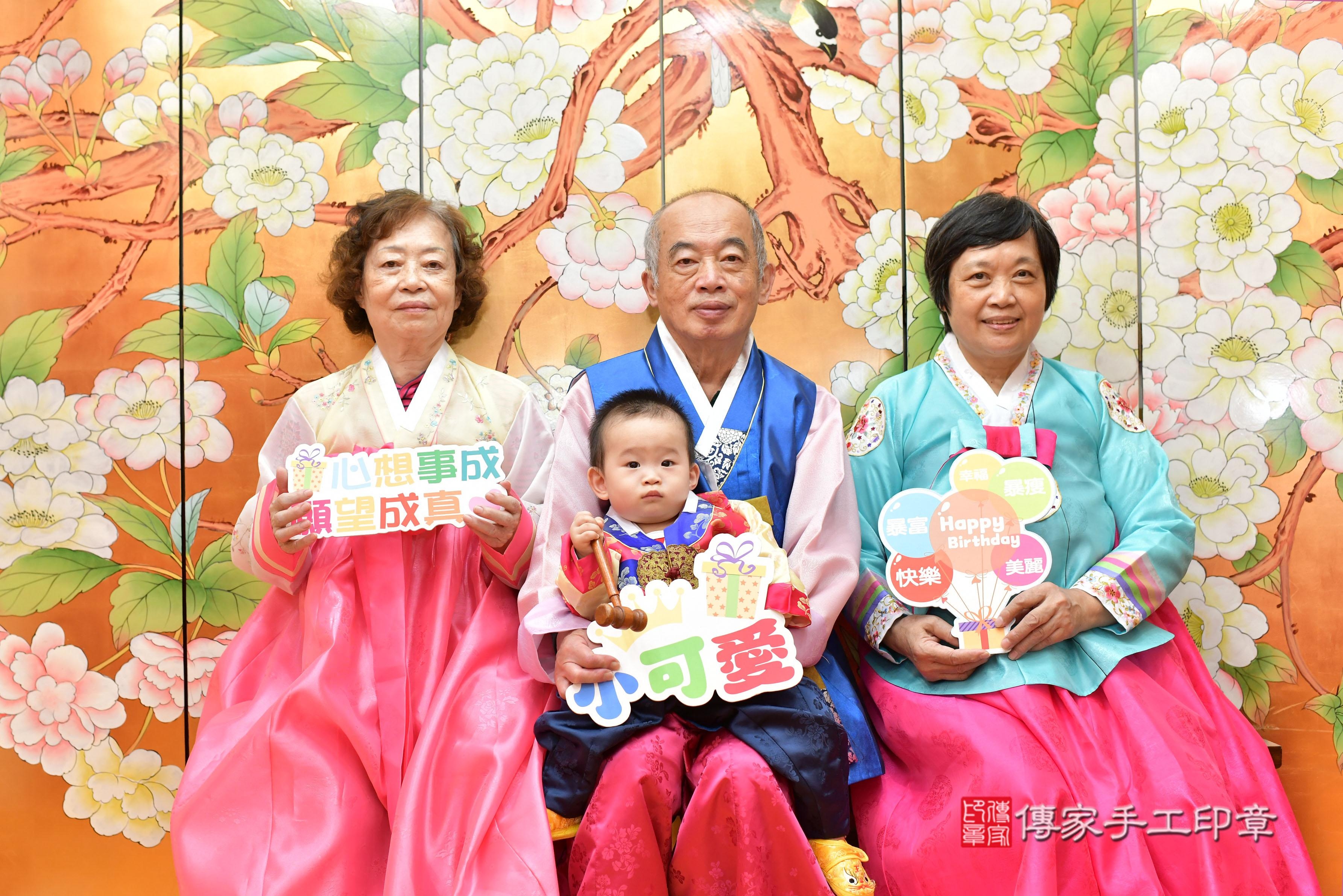 傳家手工印章桃園店、抓周、度脺、中國風會場、傳家嬰兒古禮、吉祥話、抓周道具物品24種、拍照。抓周證書。寶寶抓周、滿周歲、生日快樂、祝福