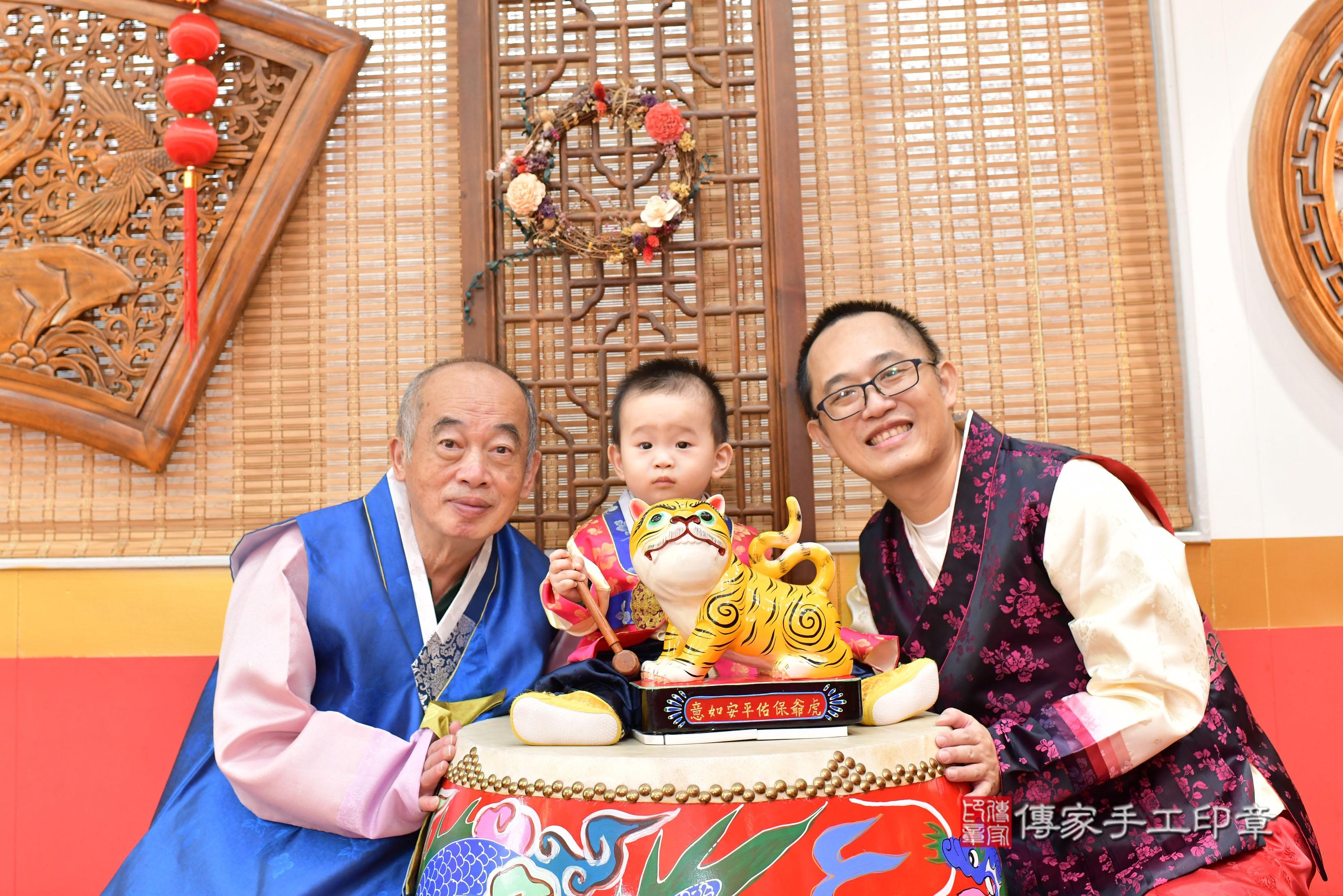 傳家手工印章桃園店、抓周、度脺、中國風會場、傳家嬰兒古禮、吉祥話、抓周道具物品24種、拍照。抓周證書。寶寶抓周、滿周歲、生日快樂、祝福