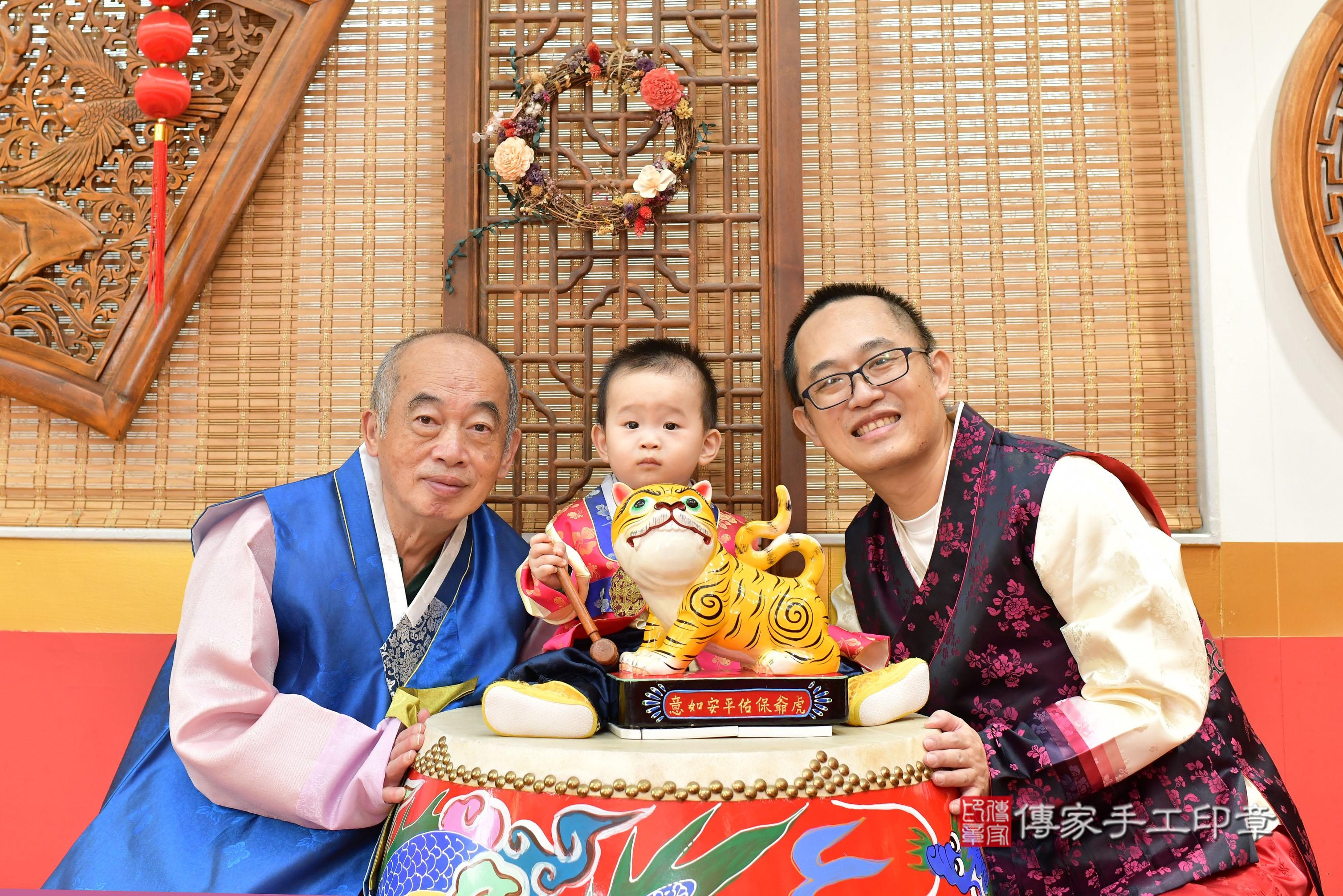 傳家手工印章桃園店、抓周、度脺、中國風會場、傳家嬰兒古禮、吉祥話、抓周道具物品24種、拍照。抓周證書。寶寶抓周、滿周歲、生日快樂、祝福