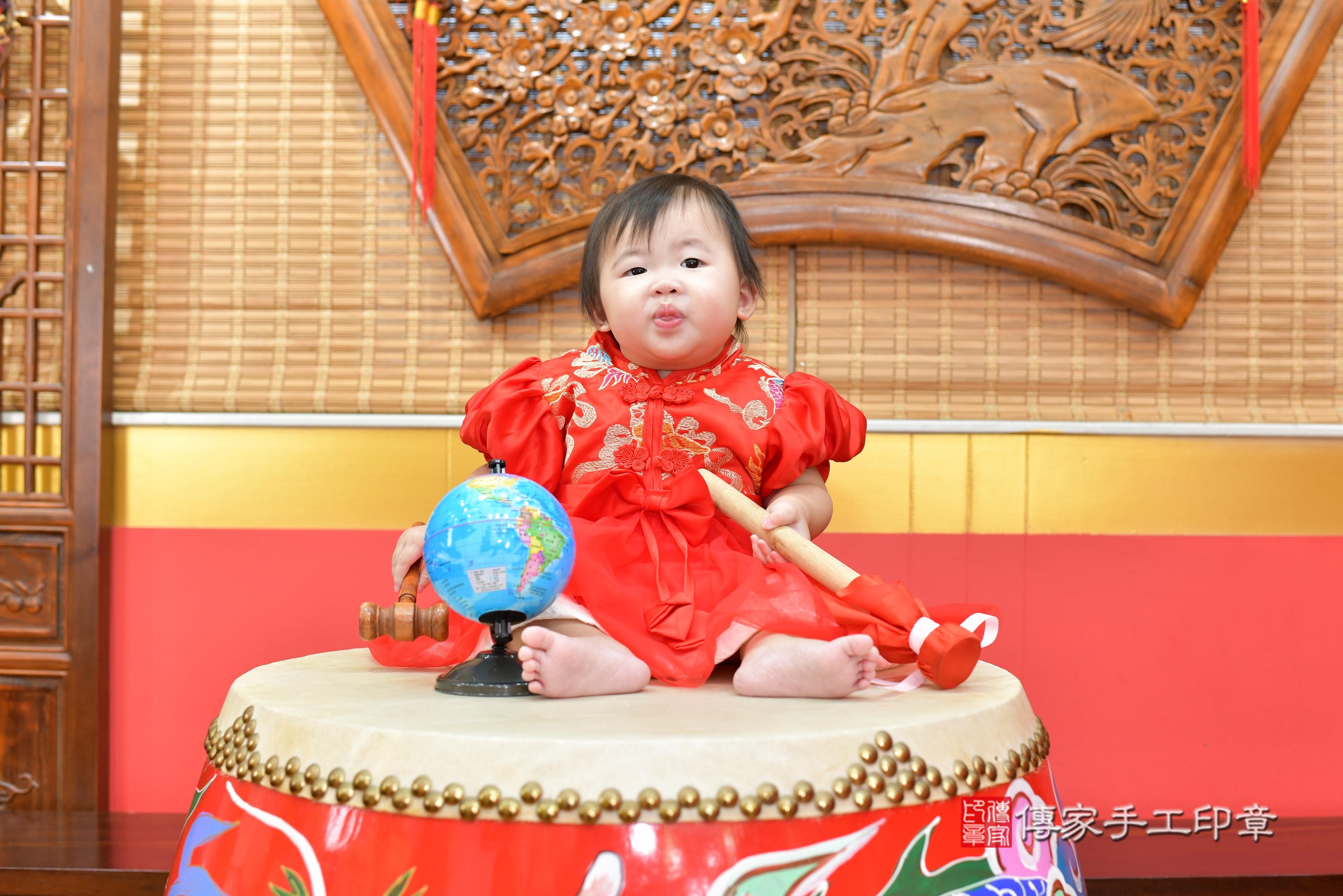 傳家手工印章桃園店、抓周、度脺、中國風會場、傳家嬰兒古禮、吉祥話、抓周道具物品24種、拍照。抓周證書。寶寶抓周、滿周歲、生日快樂、祝福