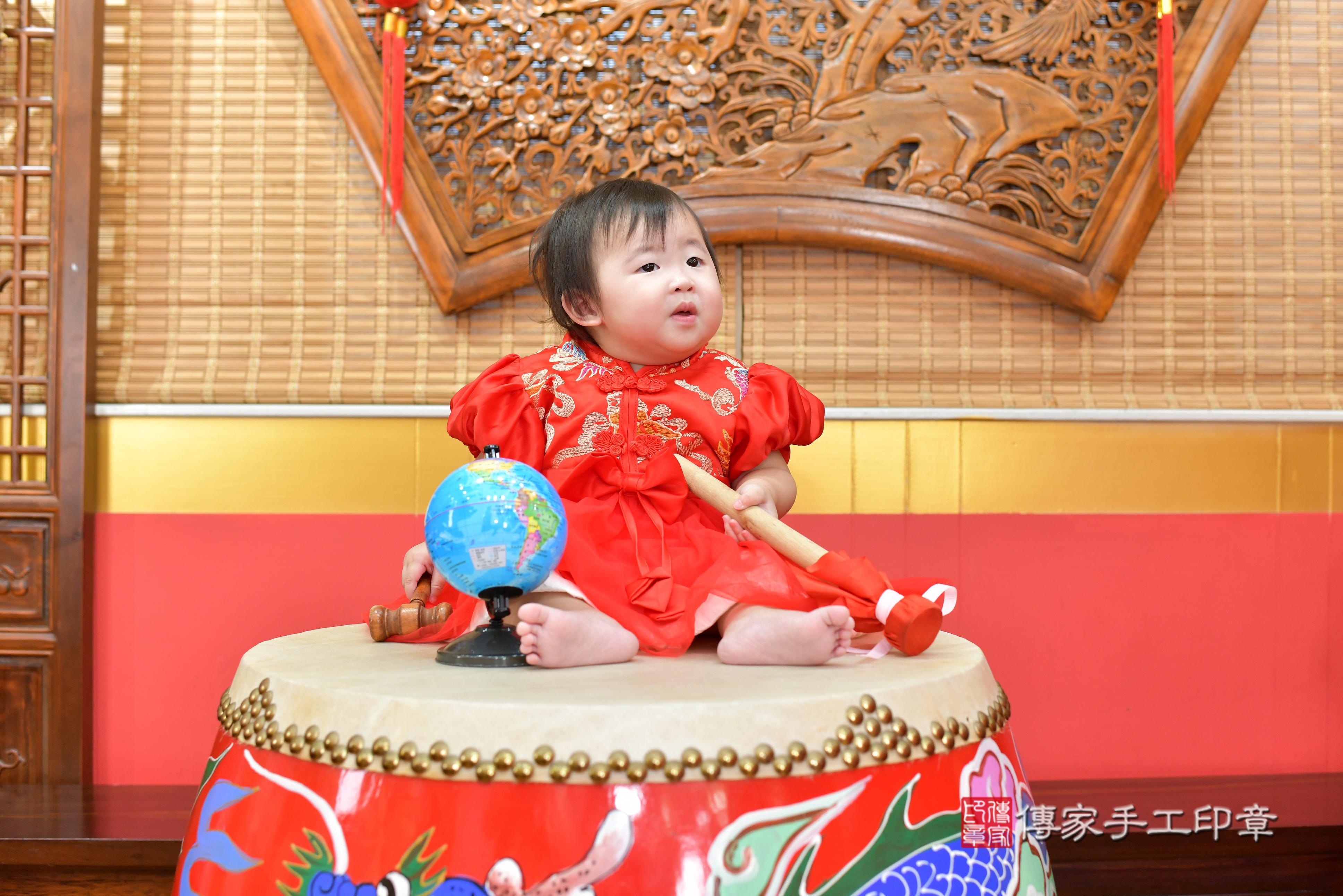 傳家手工印章桃園店、抓周、度脺、中國風會場、傳家嬰兒古禮、吉祥話、抓周道具物品24種、拍照。抓周證書。寶寶抓周、滿周歲、生日快樂、祝福