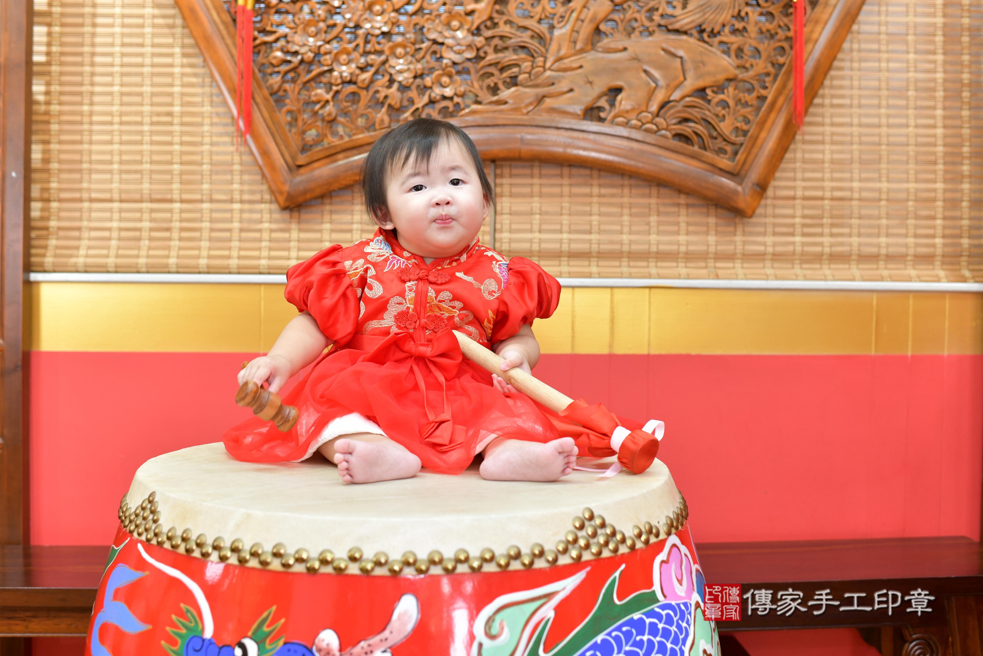 傳家手工印章桃園店、抓周、度脺、中國風會場、傳家嬰兒古禮、吉祥話、抓周道具物品24種、拍照。抓周證書。寶寶抓周、滿周歲、生日快樂、祝福