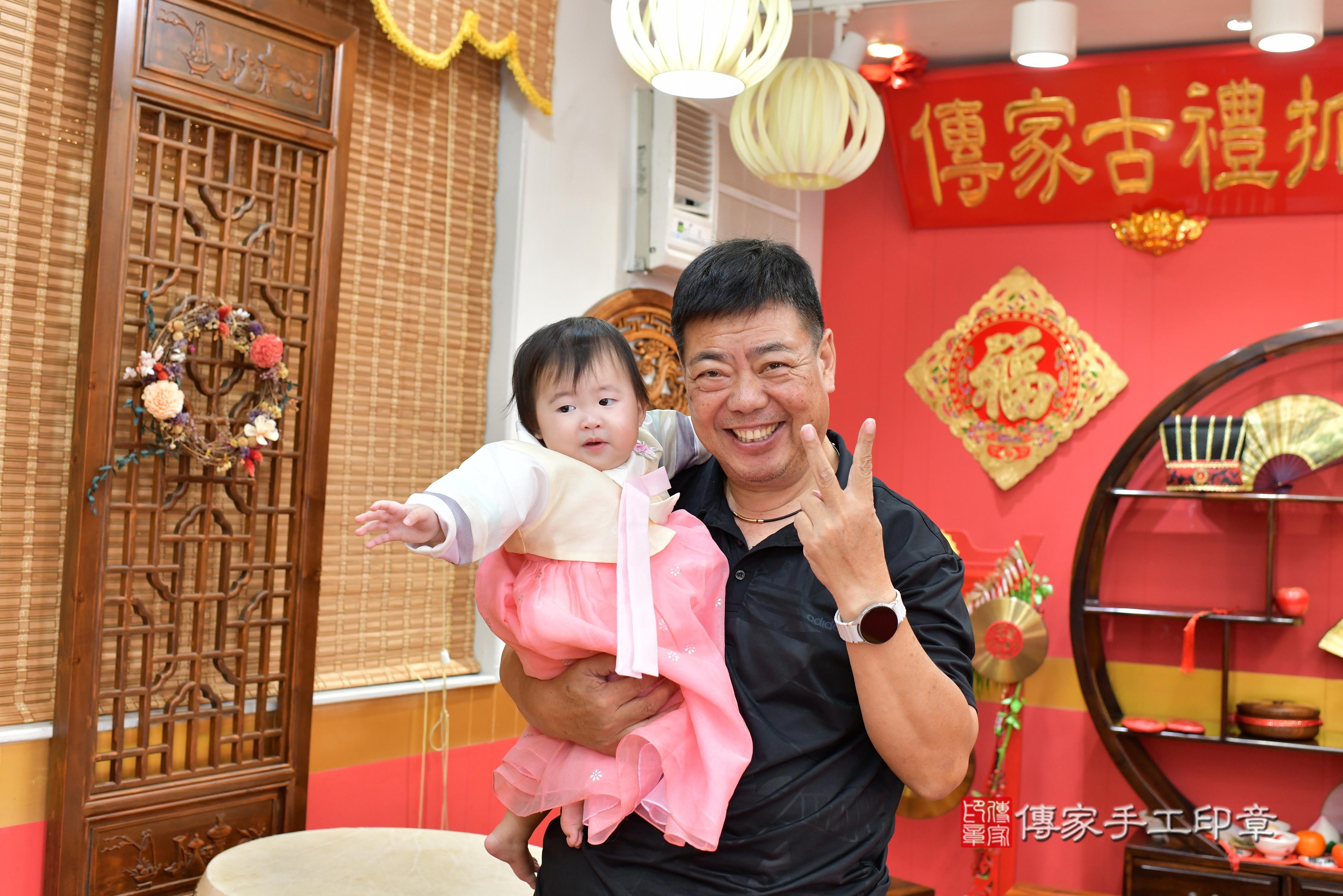 傳家手工印章桃園店、抓周、度脺、中國風會場、傳家嬰兒古禮、吉祥話、抓周道具物品24種、拍照。抓周證書。寶寶抓周、滿周歲、生日快樂、祝福