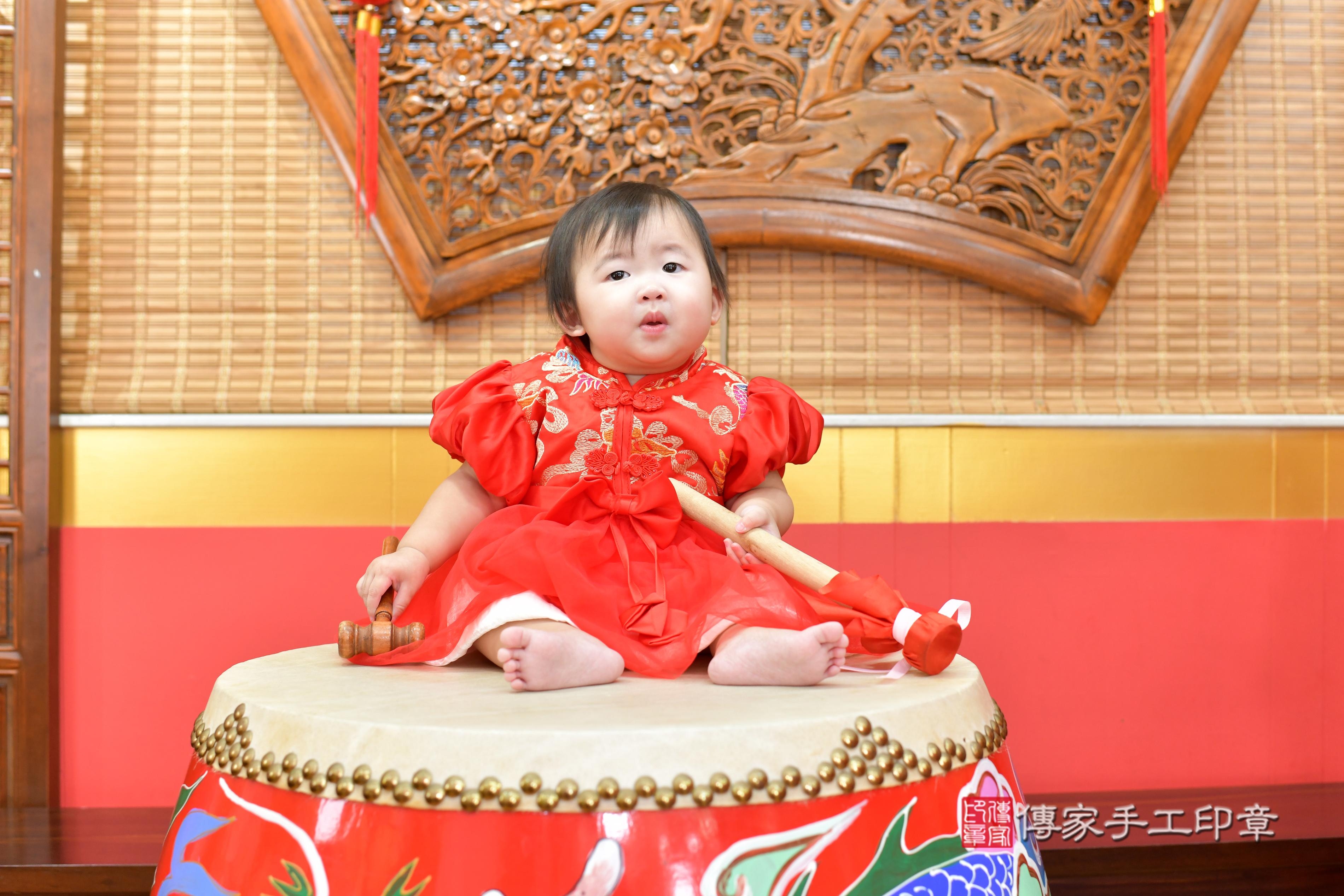 傳家手工印章桃園店、抓周、度脺、中國風會場、傳家嬰兒古禮、吉祥話、抓周道具物品24種、拍照。抓周證書。寶寶抓周、滿周歲、生日快樂、祝福