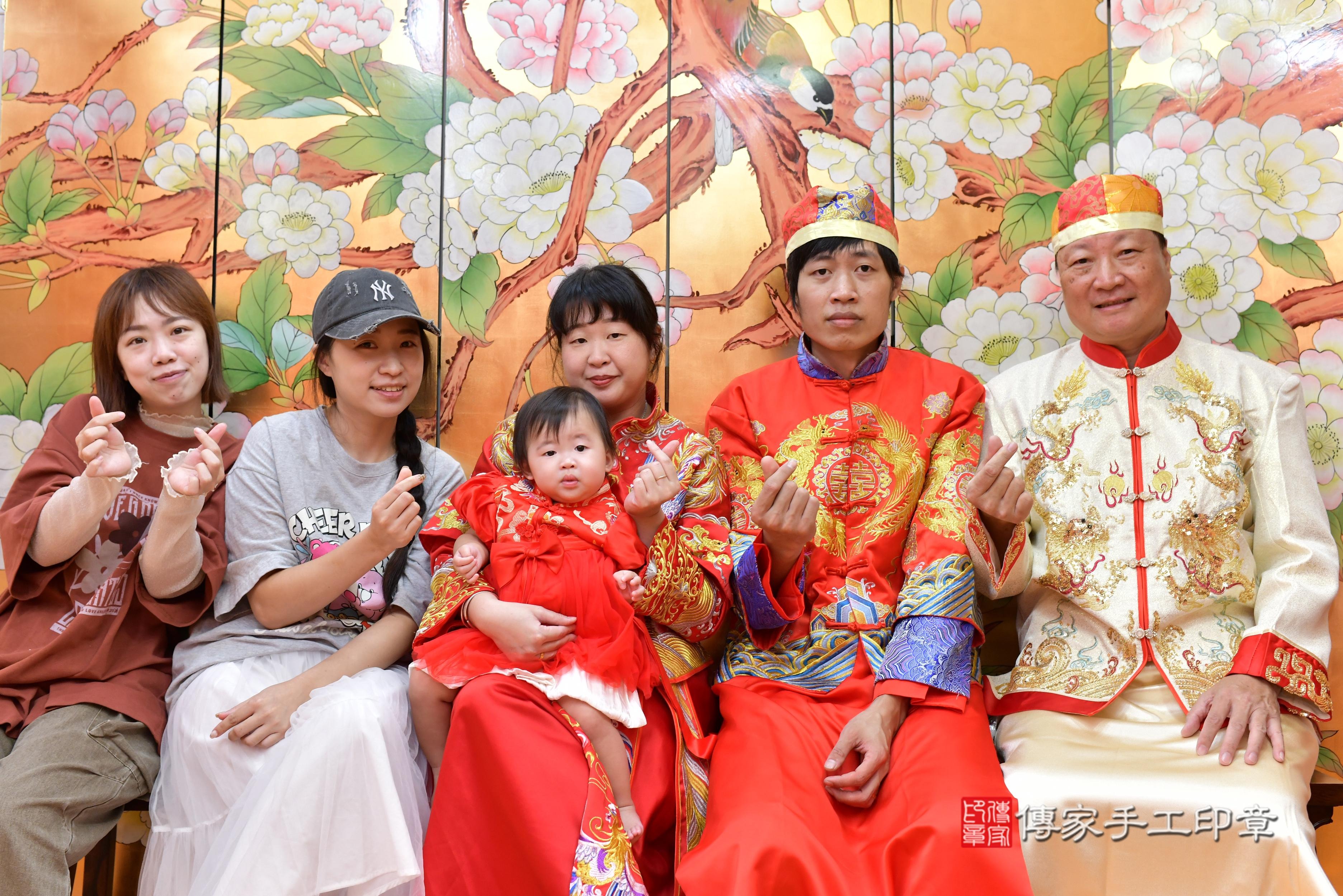 傳家手工印章桃園店、抓周、度脺、中國風會場、傳家嬰兒古禮、吉祥話、抓周道具物品24種、拍照。抓周證書。寶寶抓周、滿周歲、生日快樂、祝福