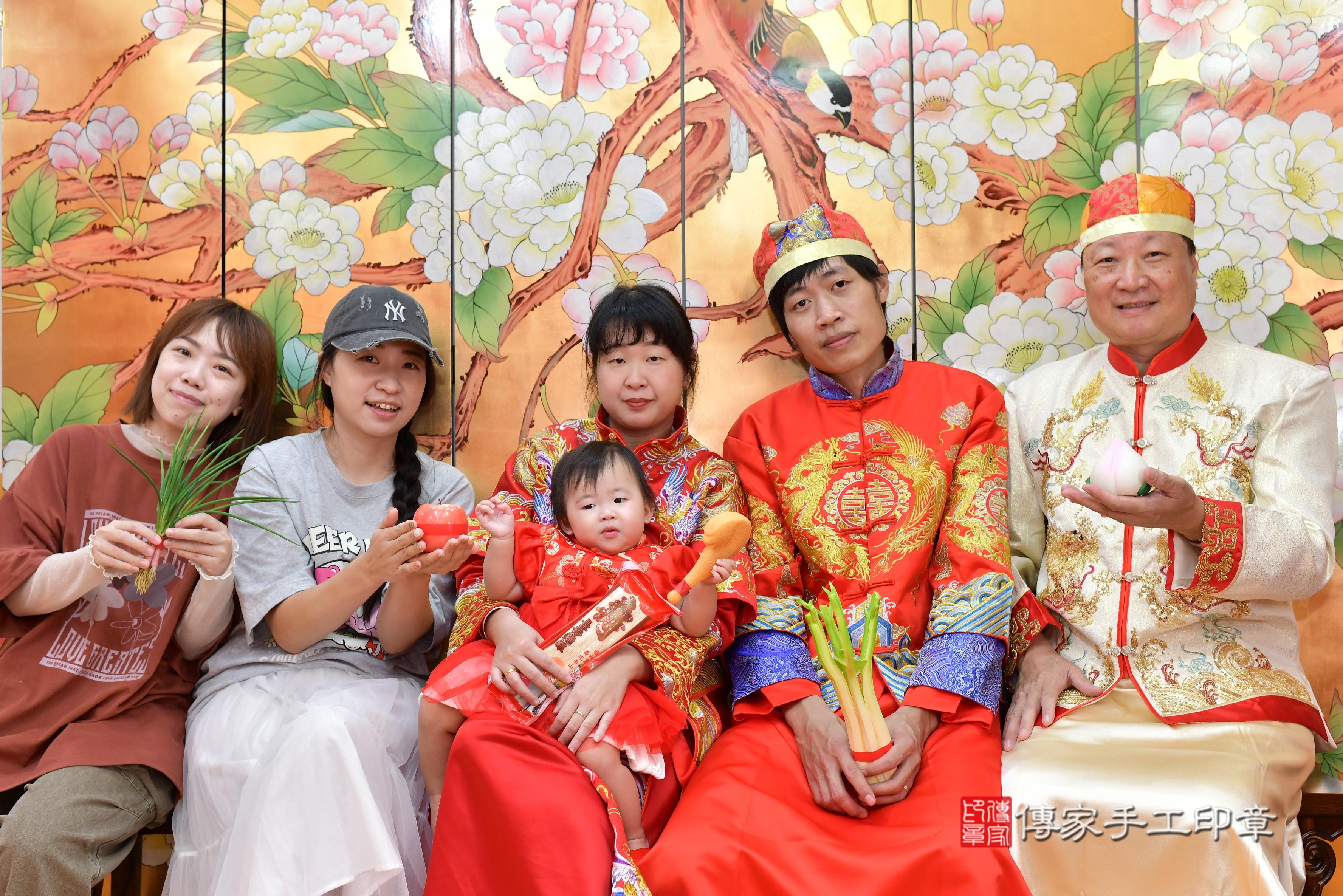 傳家手工印章桃園店、抓周、度脺、中國風會場、傳家嬰兒古禮、吉祥話、抓周道具物品24種、拍照。抓周證書。寶寶抓周、滿周歲、生日快樂、祝福