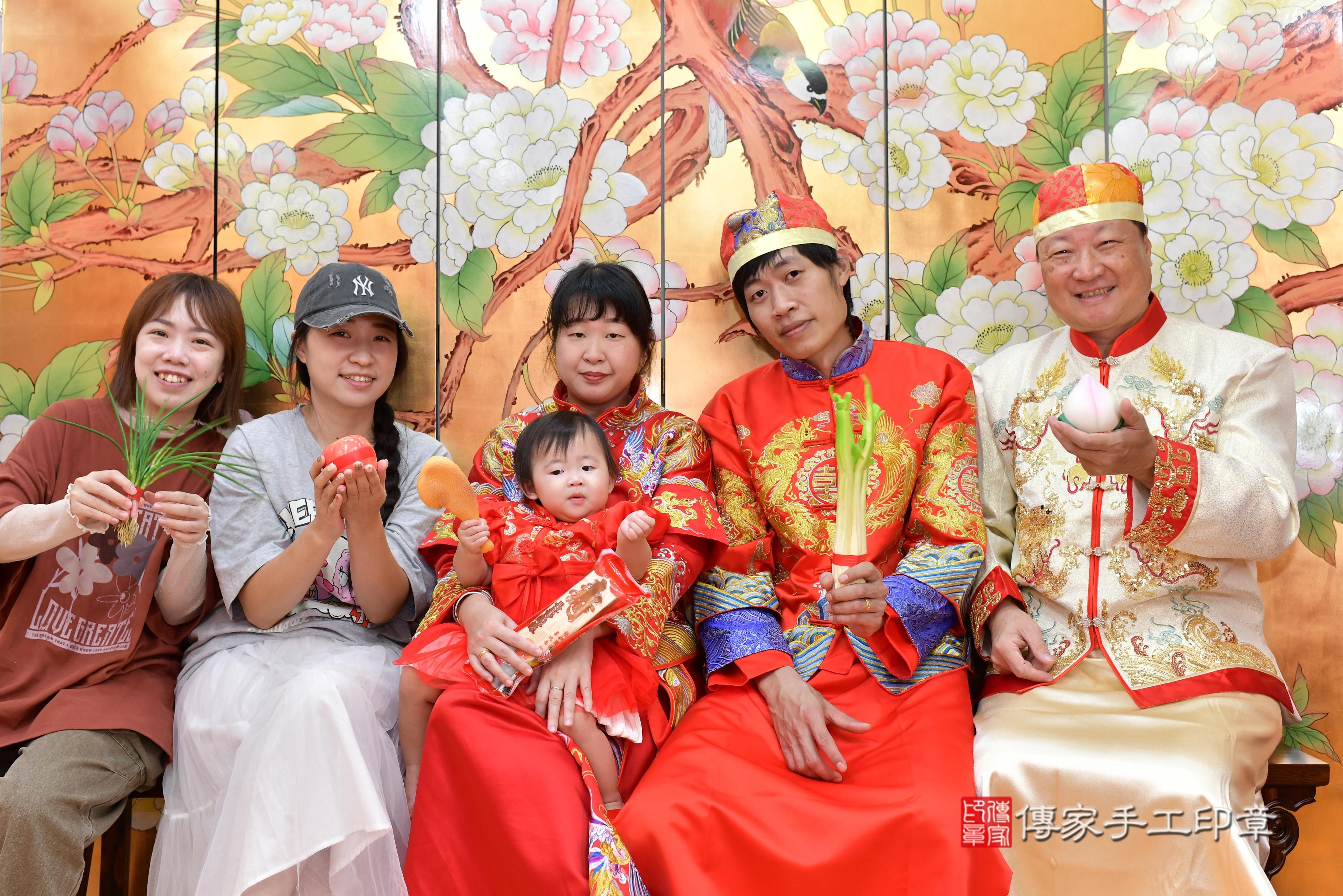 傳家手工印章桃園店、抓周、度脺、中國風會場、傳家嬰兒古禮、吉祥話、抓周道具物品24種、拍照。抓周證書。寶寶抓周、滿周歲、生日快樂、祝福