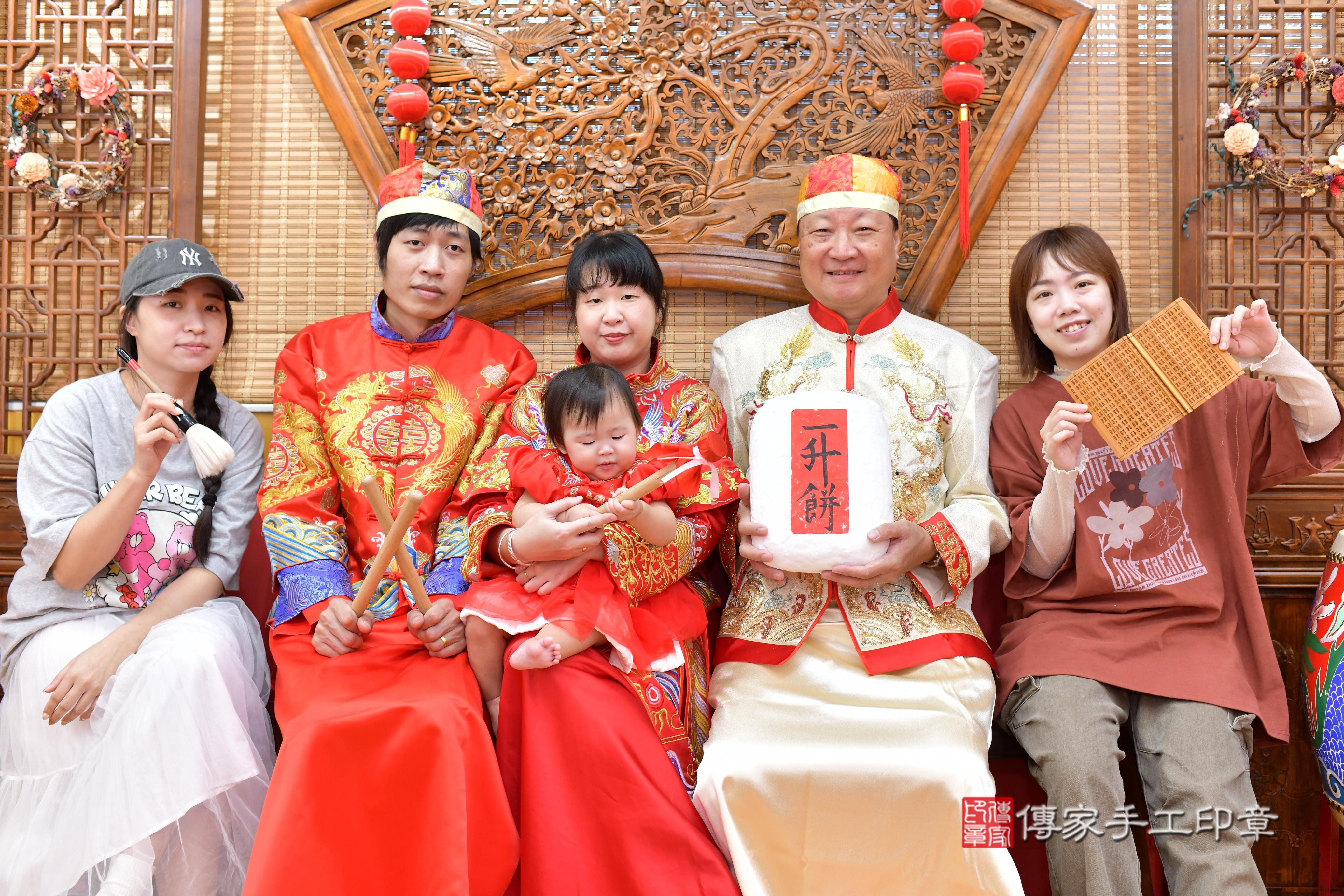 傳家手工印章桃園店、抓周、度脺、中國風會場、傳家嬰兒古禮、吉祥話、抓周道具物品24種、拍照。抓周證書。寶寶抓周、滿周歲、生日快樂、祝福