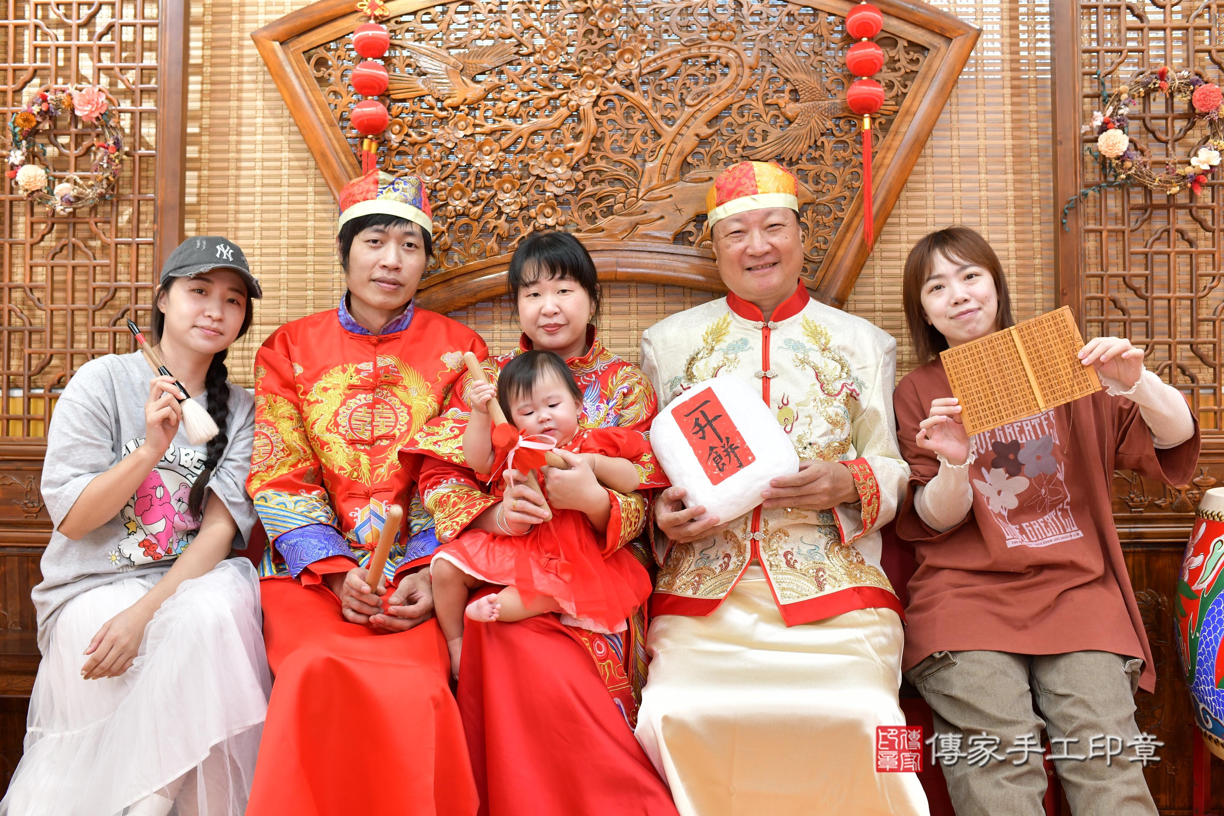 傳家手工印章桃園店、抓周、度脺、中國風會場、傳家嬰兒古禮、吉祥話、抓周道具物品24種、拍照。抓周證書。寶寶抓周、滿周歲、生日快樂、祝福