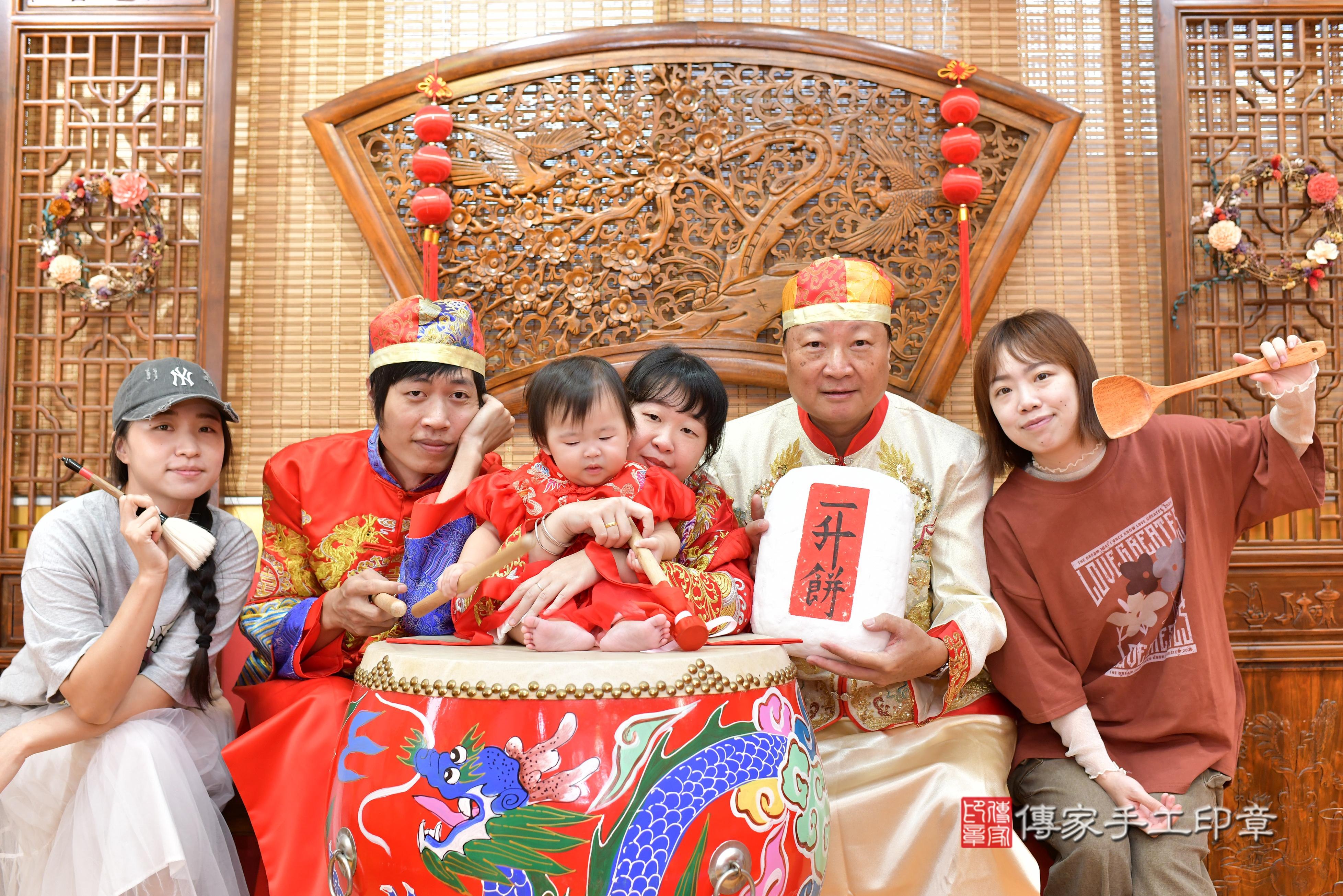 傳家手工印章桃園店、抓周、度脺、中國風會場、傳家嬰兒古禮、吉祥話、抓周道具物品24種、拍照。抓周證書。寶寶抓周、滿周歲、生日快樂、祝福