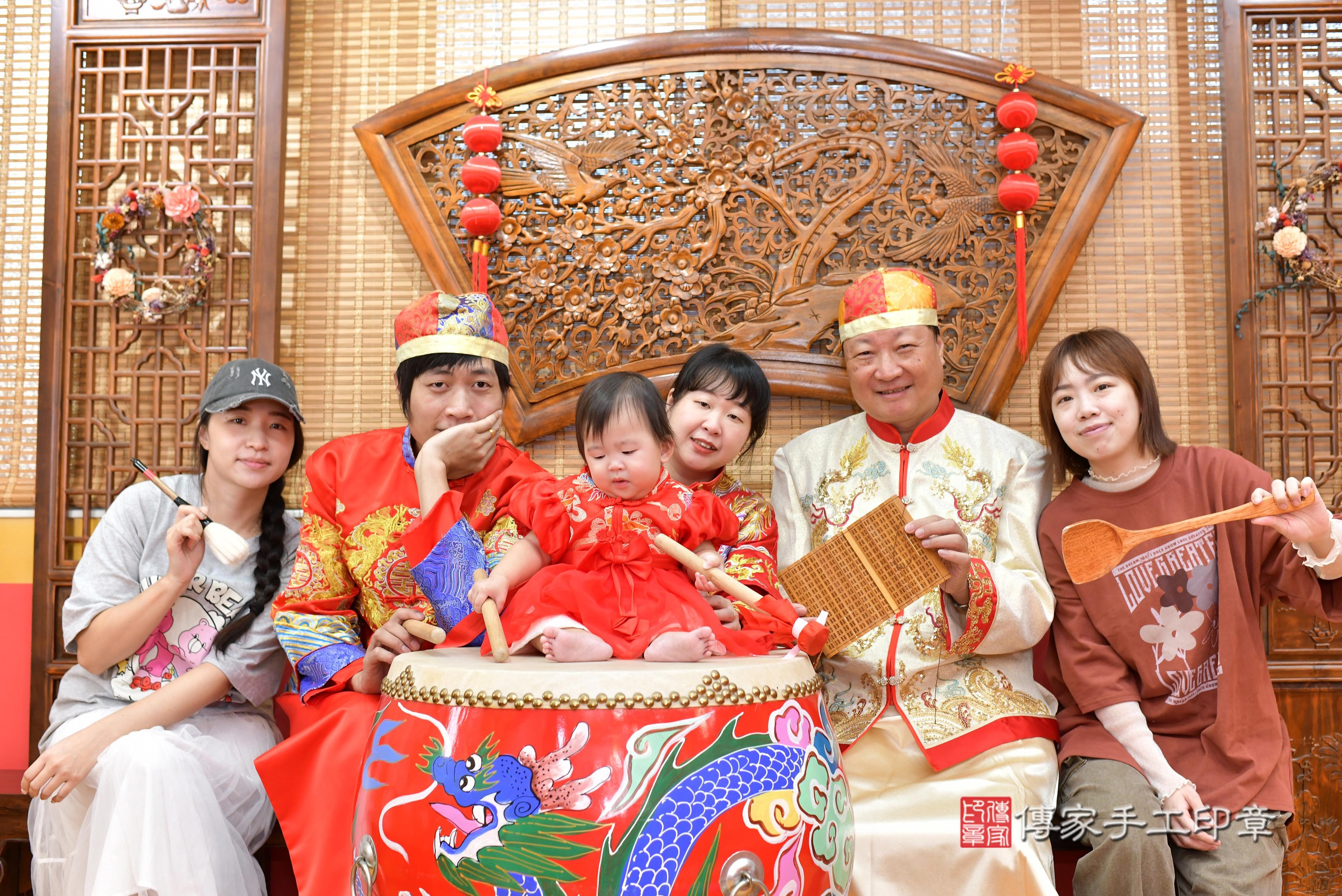 傳家手工印章桃園店、抓周、度脺、中國風會場、傳家嬰兒古禮、吉祥話、抓周道具物品24種、拍照。抓周證書。寶寶抓周、滿周歲、生日快樂、祝福