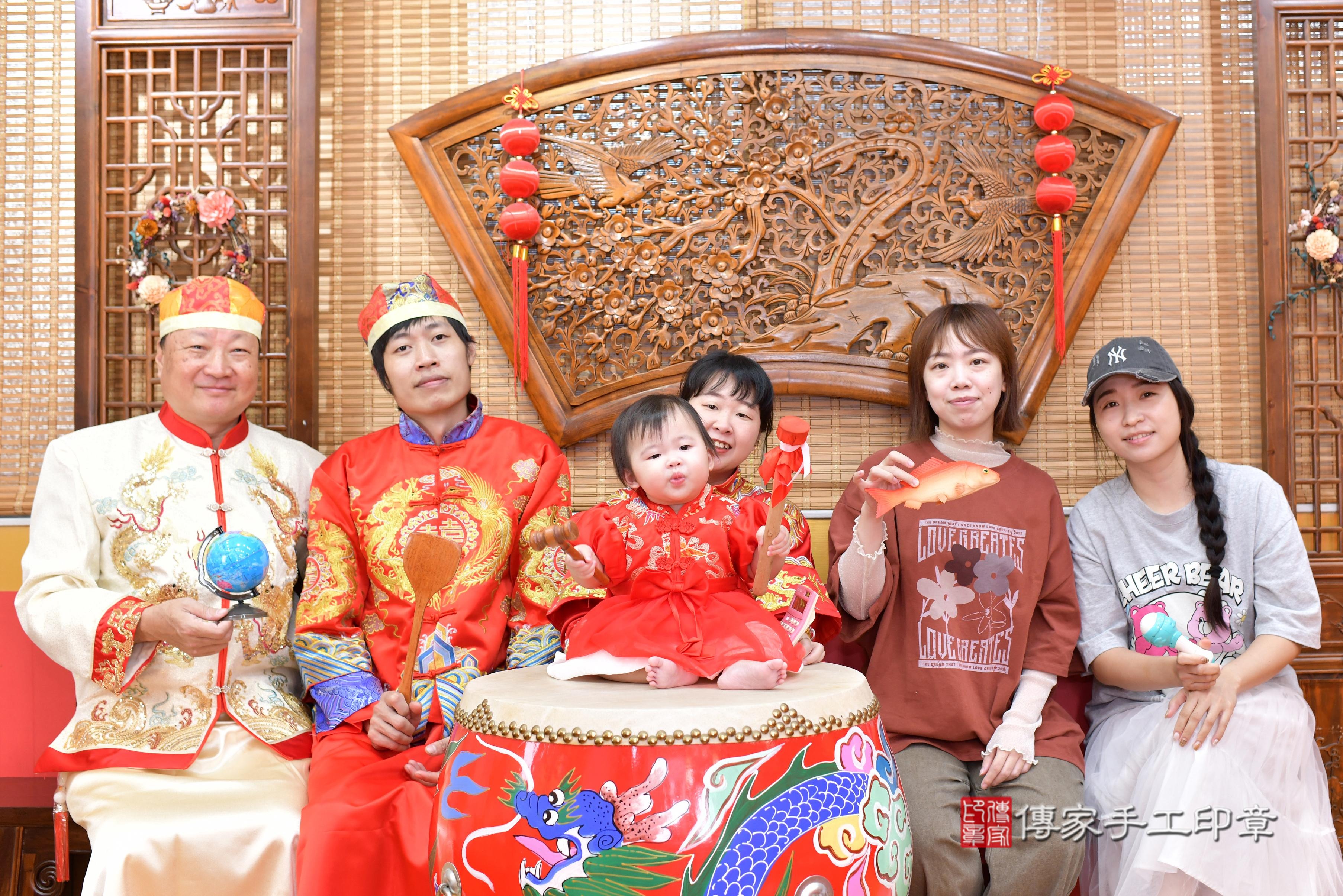 傳家手工印章桃園店、抓周、度脺、中國風會場、傳家嬰兒古禮、吉祥話、抓周道具物品24種、拍照。抓周證書。寶寶抓周、滿周歲、生日快樂、祝福