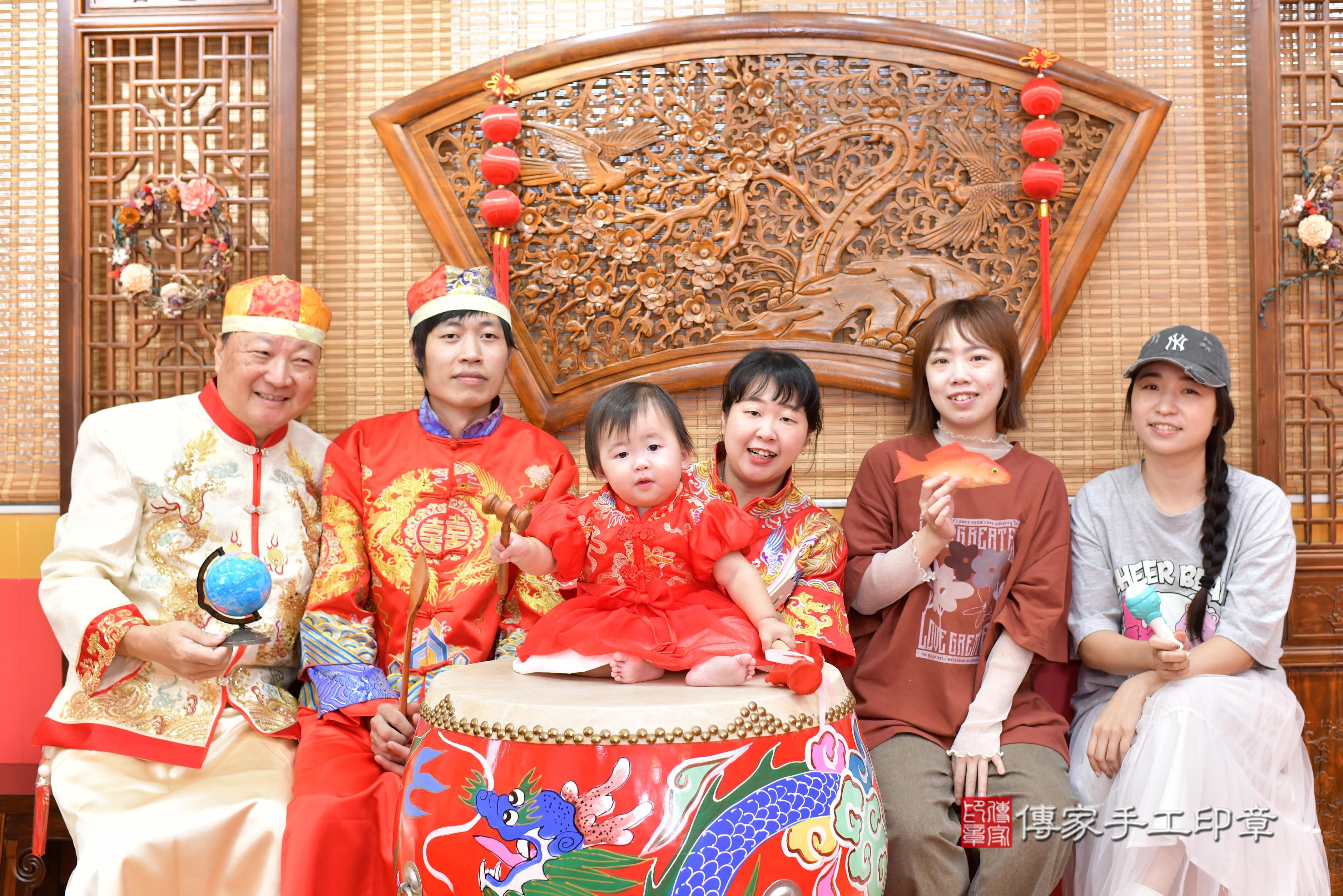 傳家手工印章桃園店、抓周、度脺、中國風會場、傳家嬰兒古禮、吉祥話、抓周道具物品24種、拍照。抓周證書。寶寶抓周、滿周歲、生日快樂、祝福