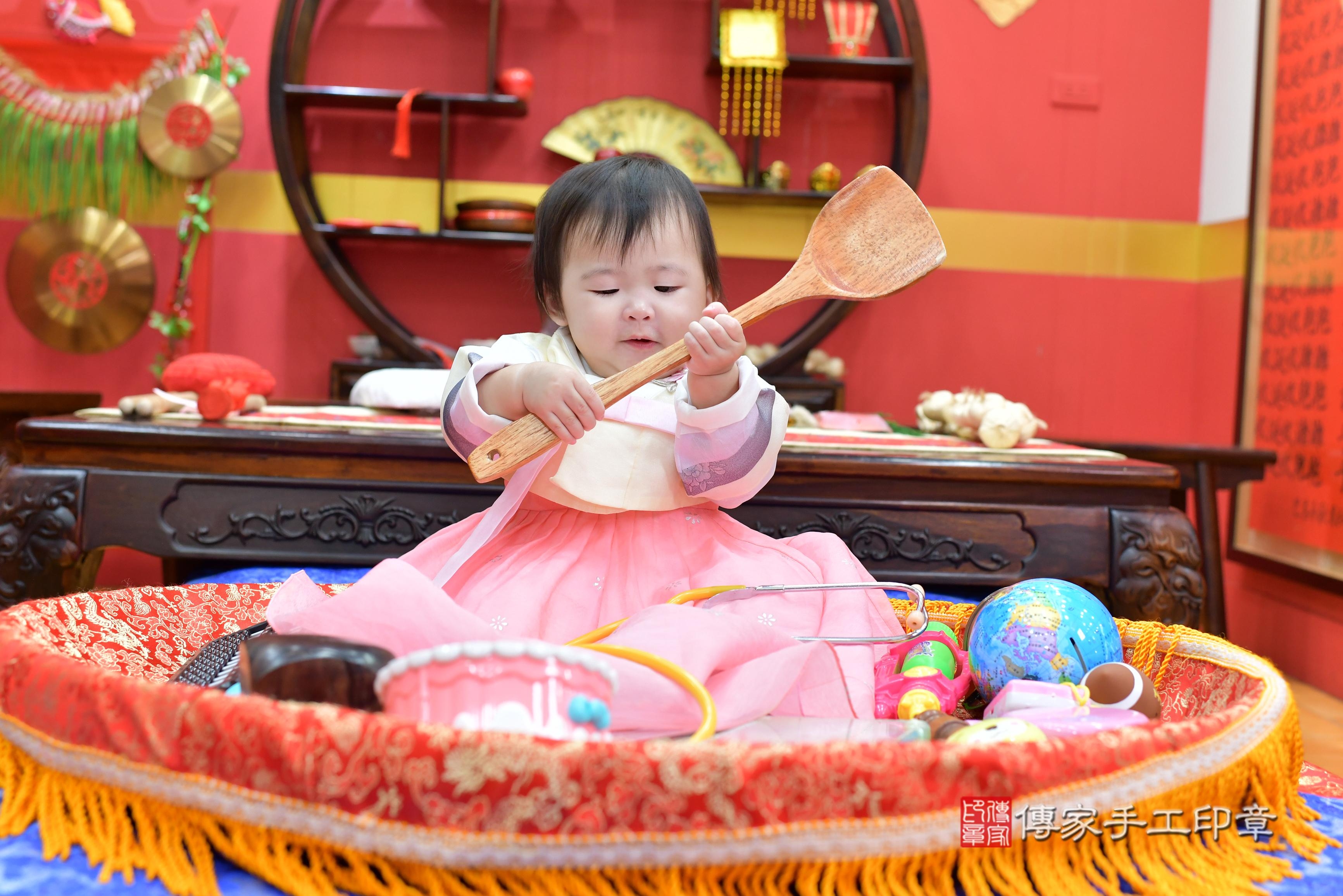 傳家手工印章桃園店、抓周、度脺、中國風會場、傳家嬰兒古禮、吉祥話、抓周道具物品24種、拍照。抓周證書。寶寶抓周、滿周歲、生日快樂、祝福