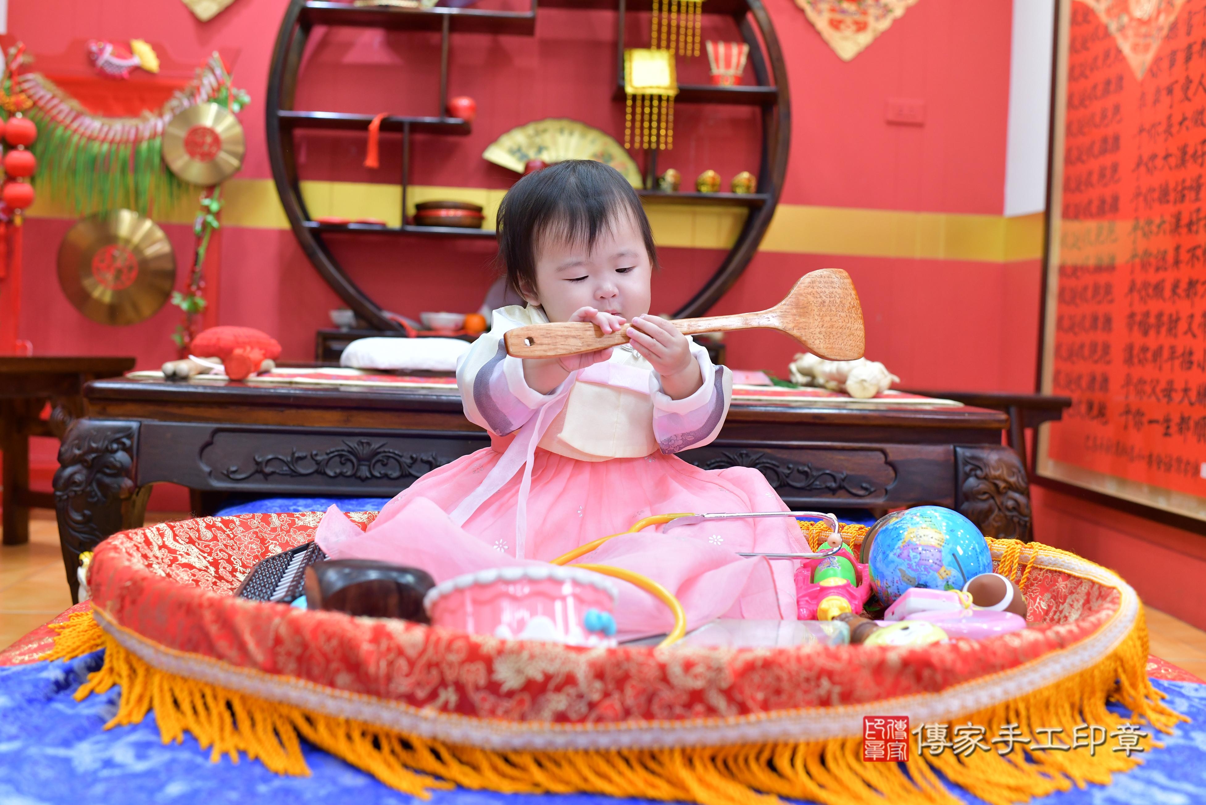 傳家手工印章桃園店、抓周、度脺、中國風會場、傳家嬰兒古禮、吉祥話、抓周道具物品24種、拍照。抓周證書。寶寶抓周、滿周歲、生日快樂、祝福