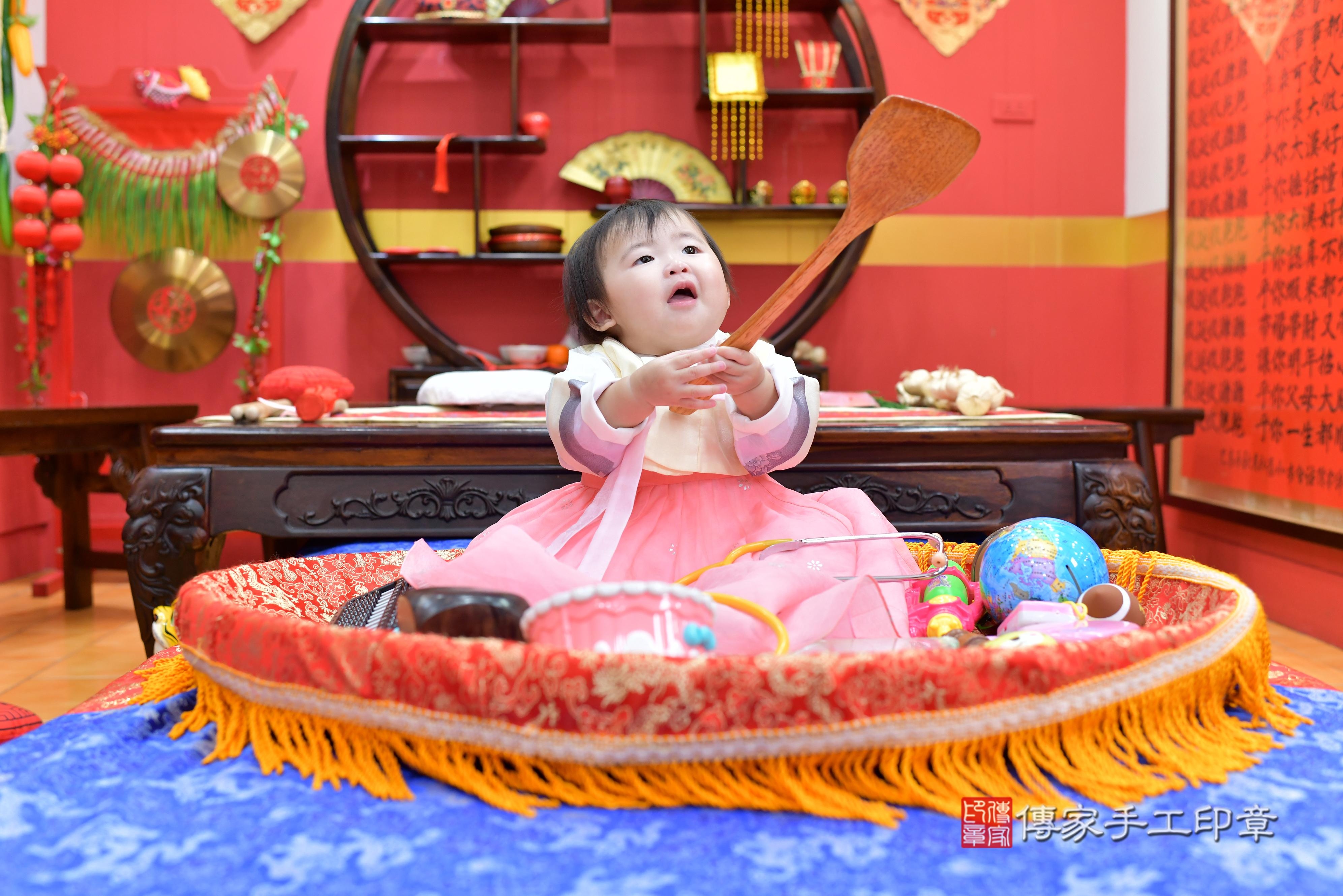 傳家手工印章桃園店、抓周、度脺、中國風會場、傳家嬰兒古禮、吉祥話、抓周道具物品24種、拍照。抓周證書。寶寶抓周、滿周歲、生日快樂、祝福
