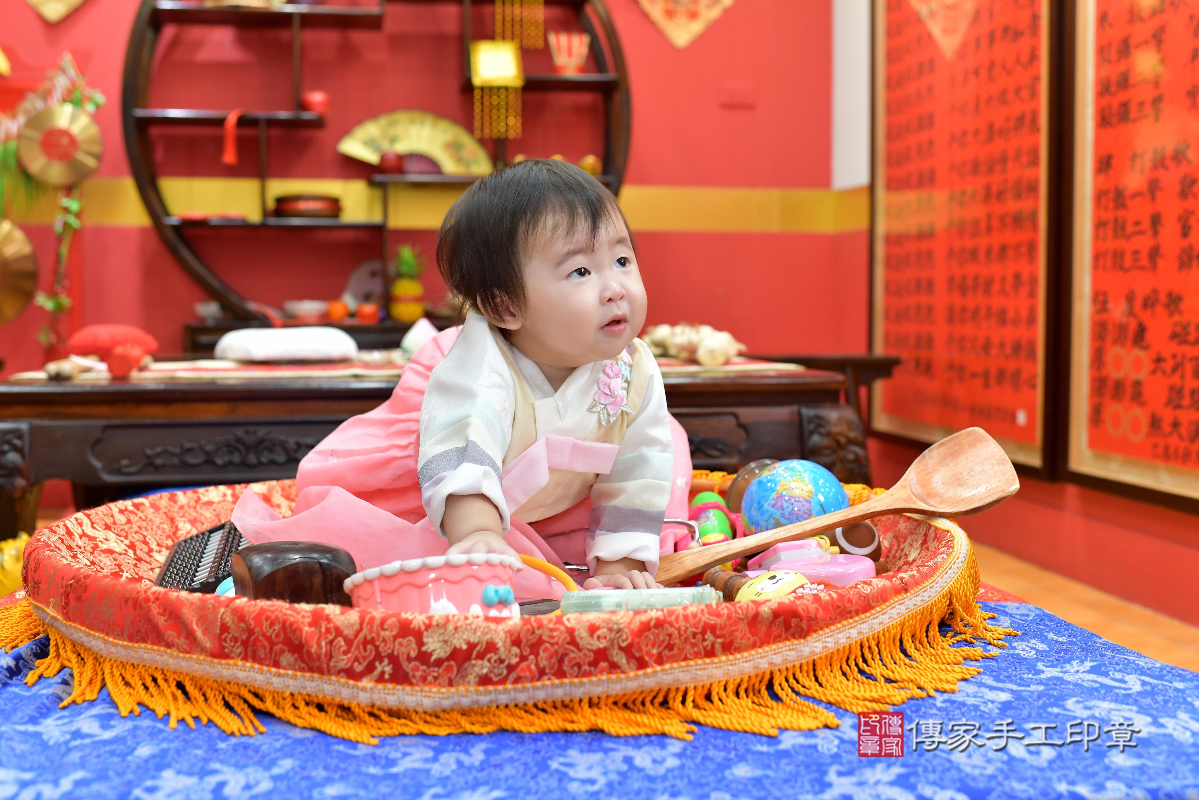 傳家手工印章桃園店、抓周、度脺、中國風會場、傳家嬰兒古禮、吉祥話、抓周道具物品24種、拍照。抓周證書。寶寶抓周、滿周歲、生日快樂、祝福