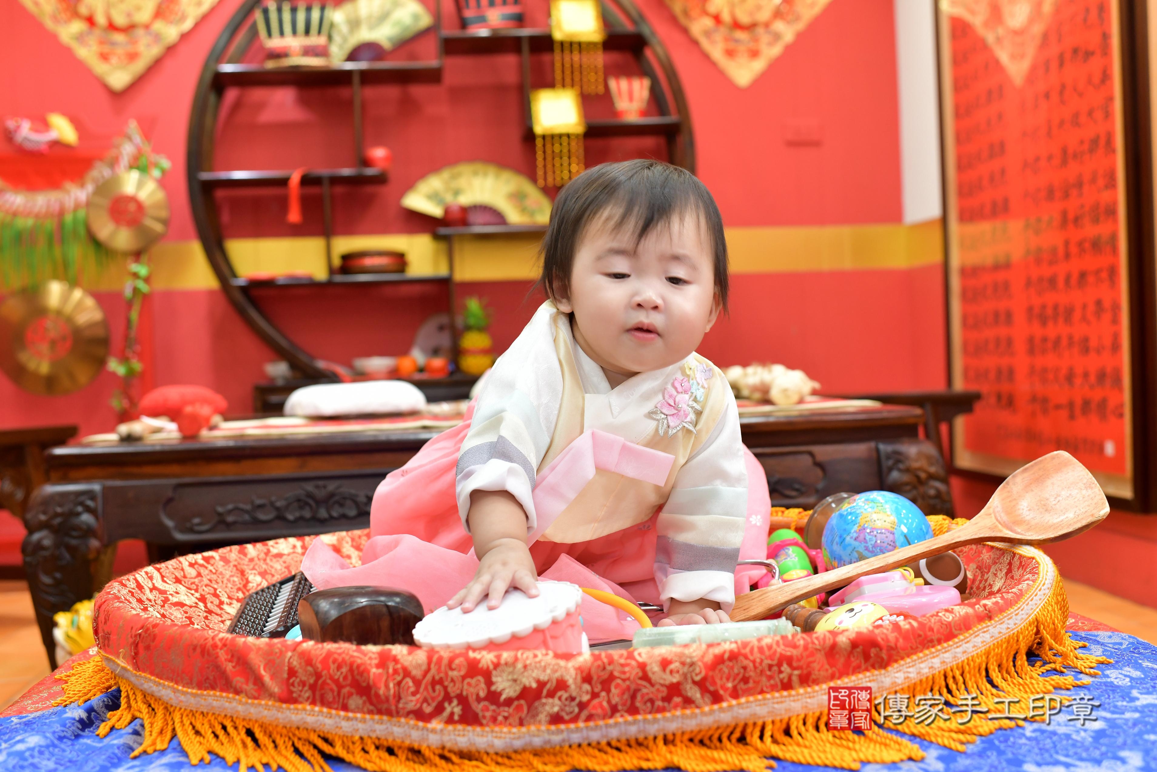 傳家手工印章桃園店、抓周、度脺、中國風會場、傳家嬰兒古禮、吉祥話、抓周道具物品24種、拍照。抓周證書。寶寶抓周、滿周歲、生日快樂、祝福