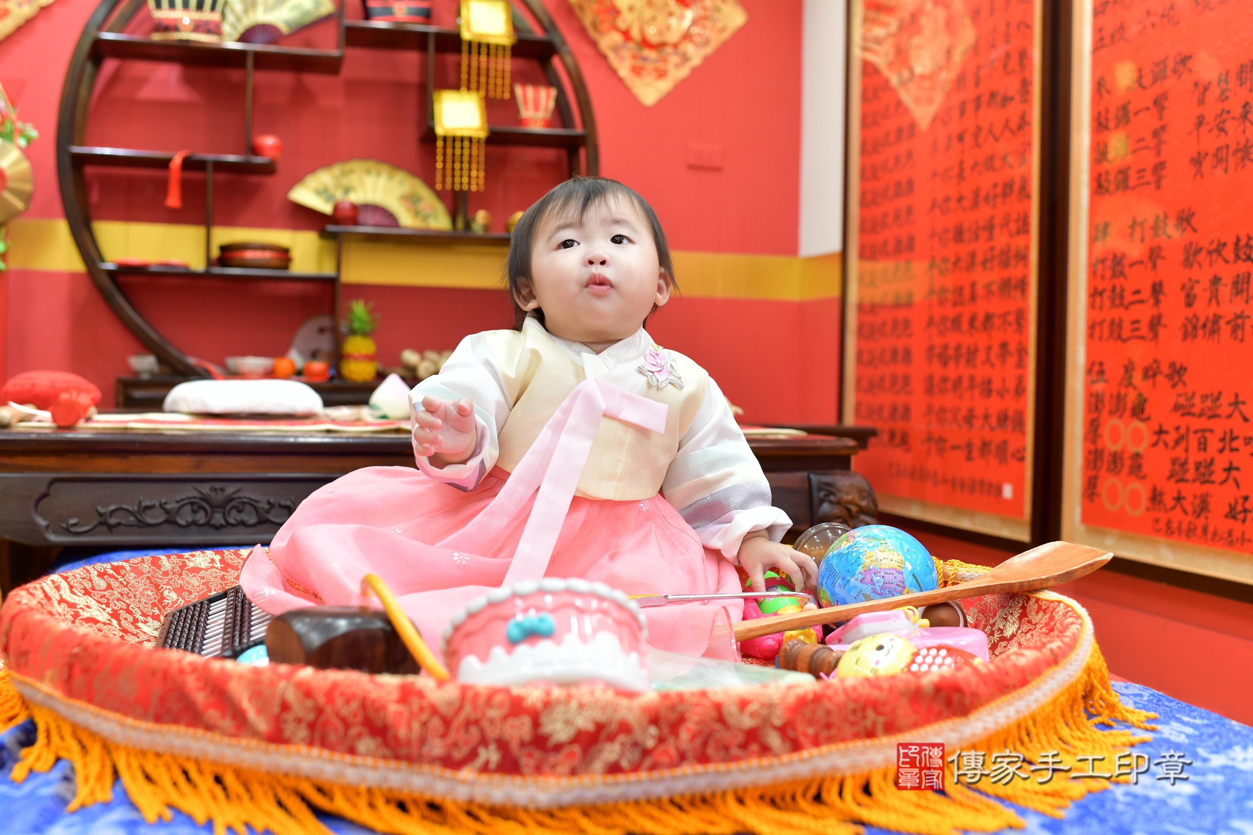 傳家手工印章桃園店、抓周、度脺、中國風會場、傳家嬰兒古禮、吉祥話、抓周道具物品24種、拍照。抓周證書。寶寶抓周、滿周歲、生日快樂、祝福