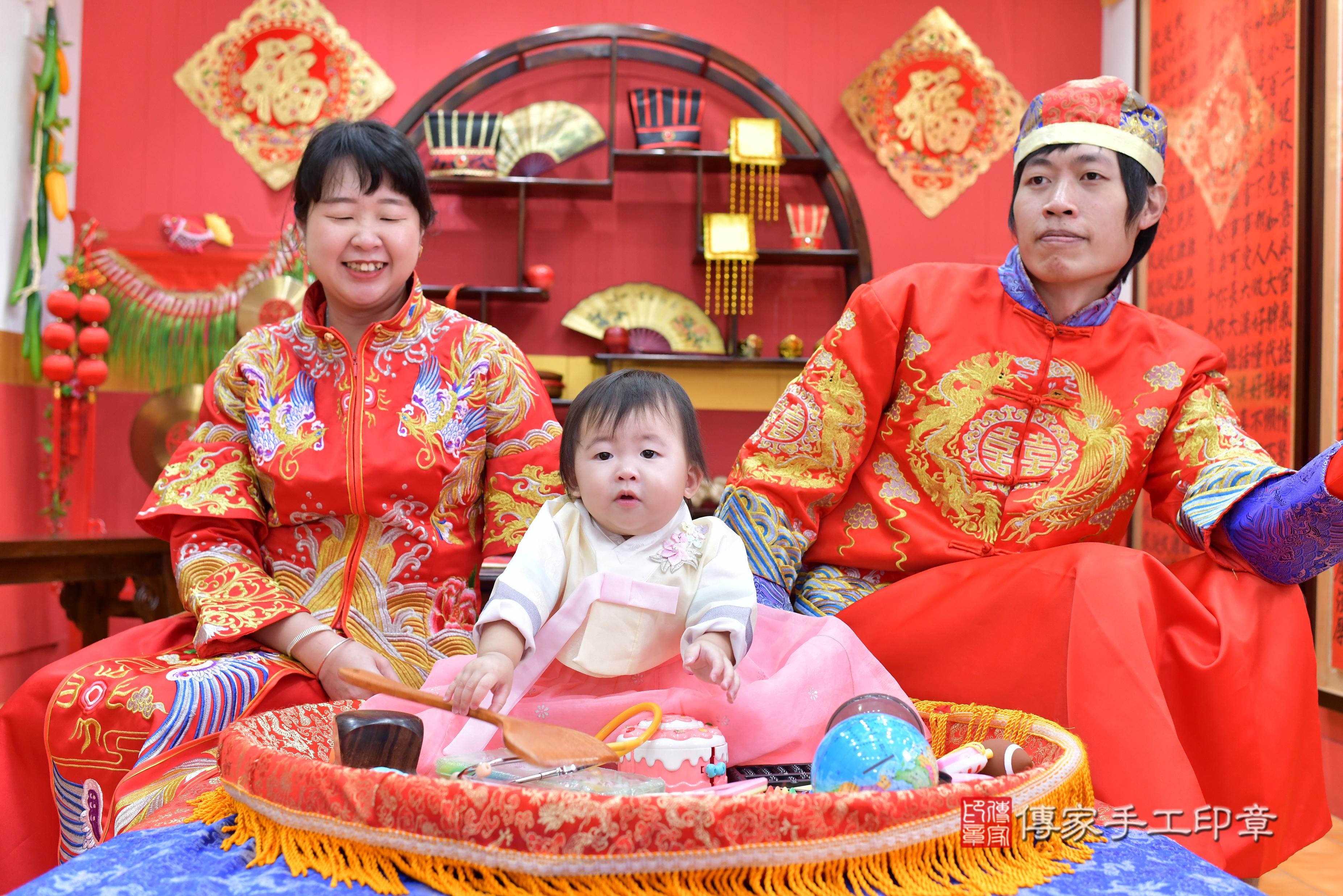 傳家手工印章桃園店、抓周、度脺、中國風會場、傳家嬰兒古禮、吉祥話、抓周道具物品24種、拍照。抓周證書。寶寶抓周、滿周歲、生日快樂、祝福