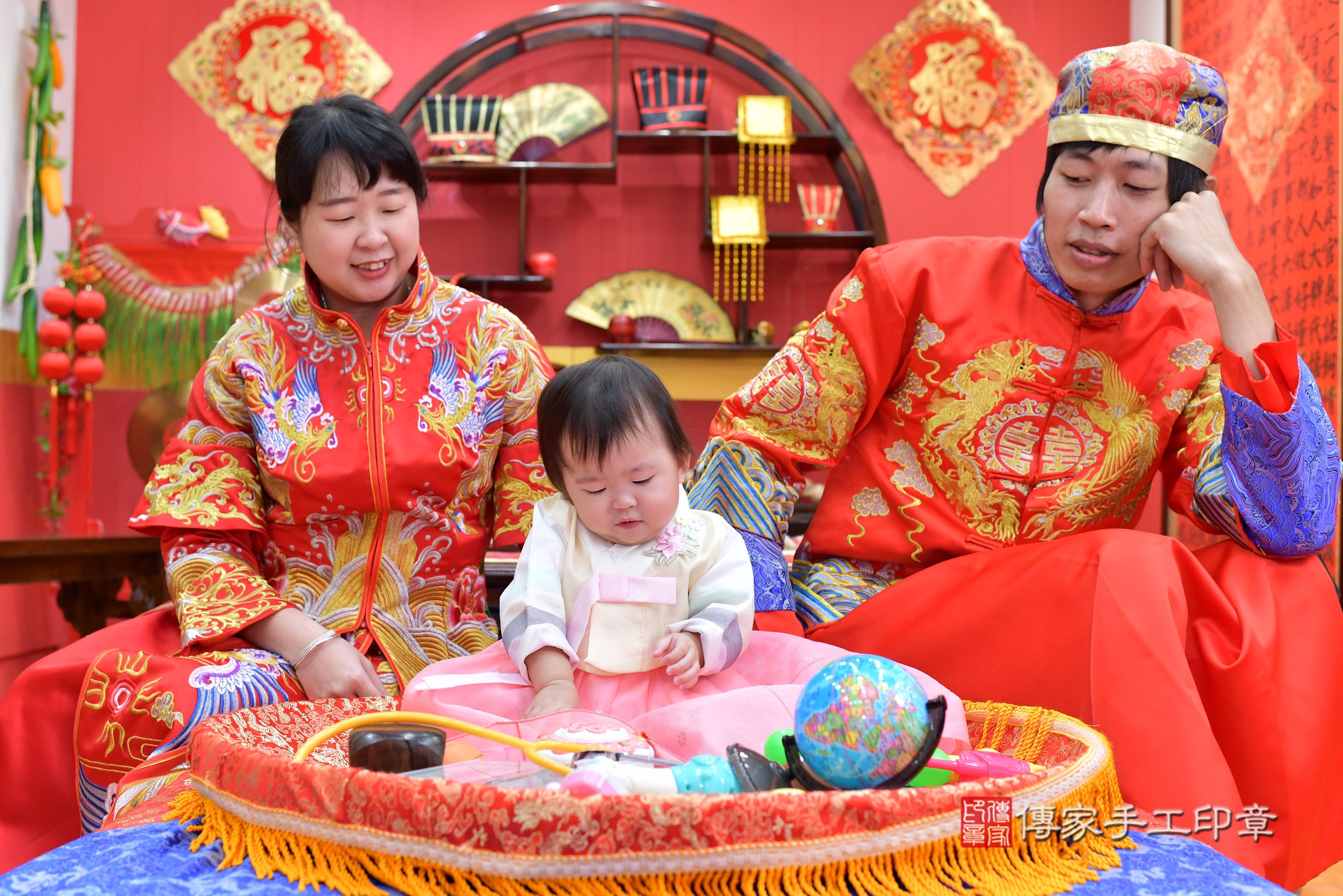 傳家手工印章桃園店、抓周、度脺、中國風會場、傳家嬰兒古禮、吉祥話、抓周道具物品24種、拍照。抓周證書。寶寶抓周、滿周歲、生日快樂、祝福