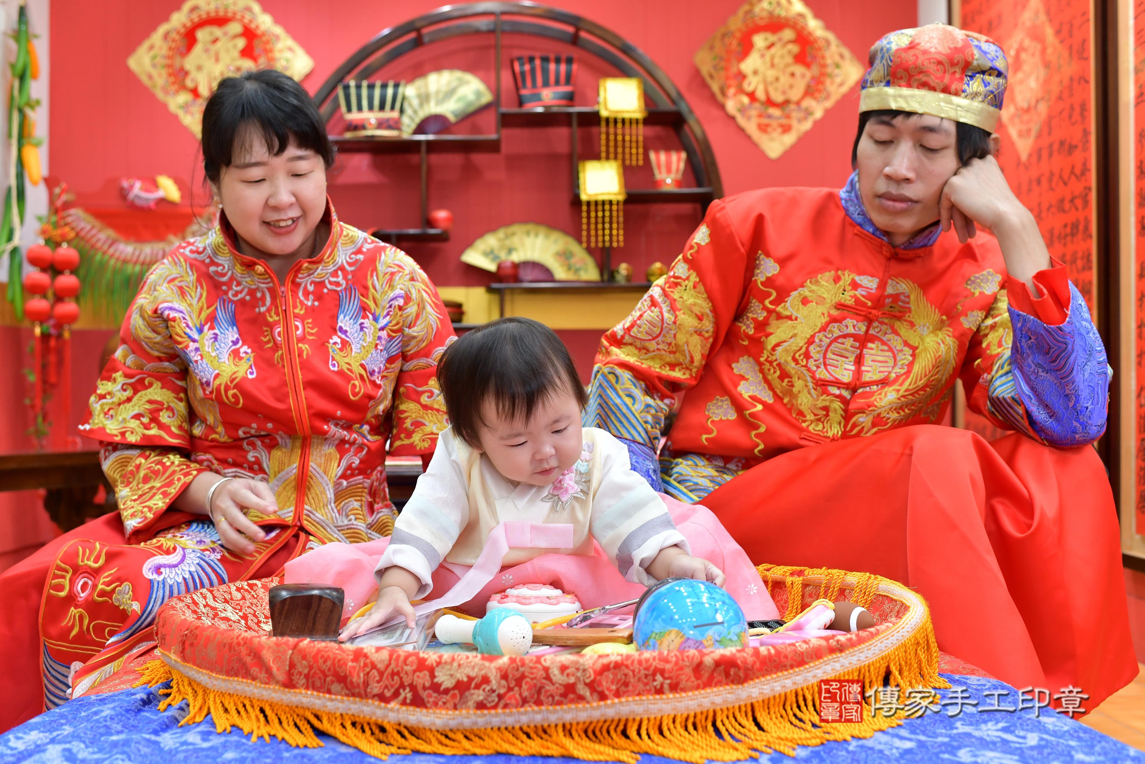 傳家手工印章桃園店、抓周、度脺、中國風會場、傳家嬰兒古禮、吉祥話、抓周道具物品24種、拍照。抓周證書。寶寶抓周、滿周歲、生日快樂、祝福