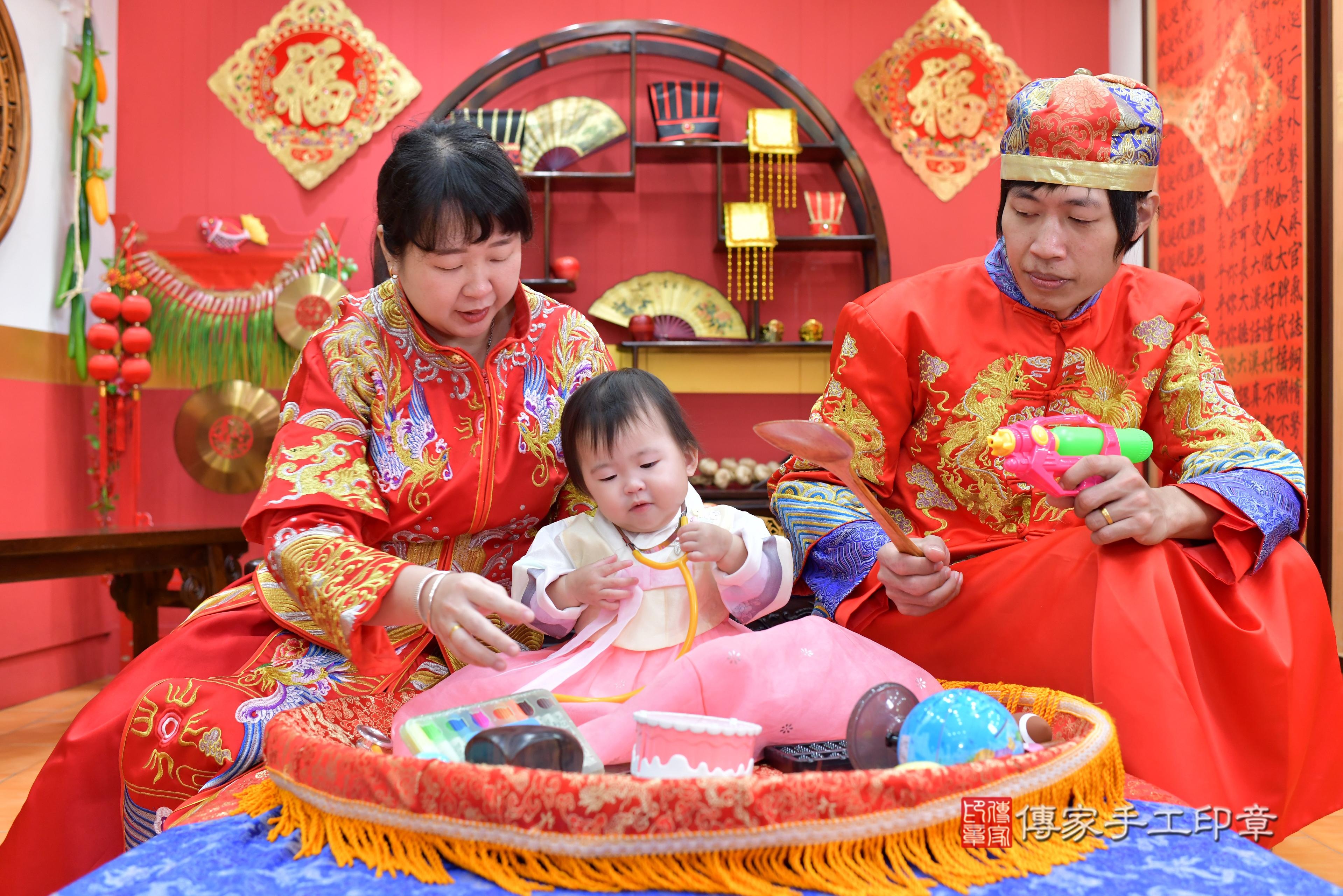 傳家手工印章桃園店、抓周、度脺、中國風會場、傳家嬰兒古禮、吉祥話、抓周道具物品24種、拍照。抓周證書。寶寶抓周、滿周歲、生日快樂、祝福