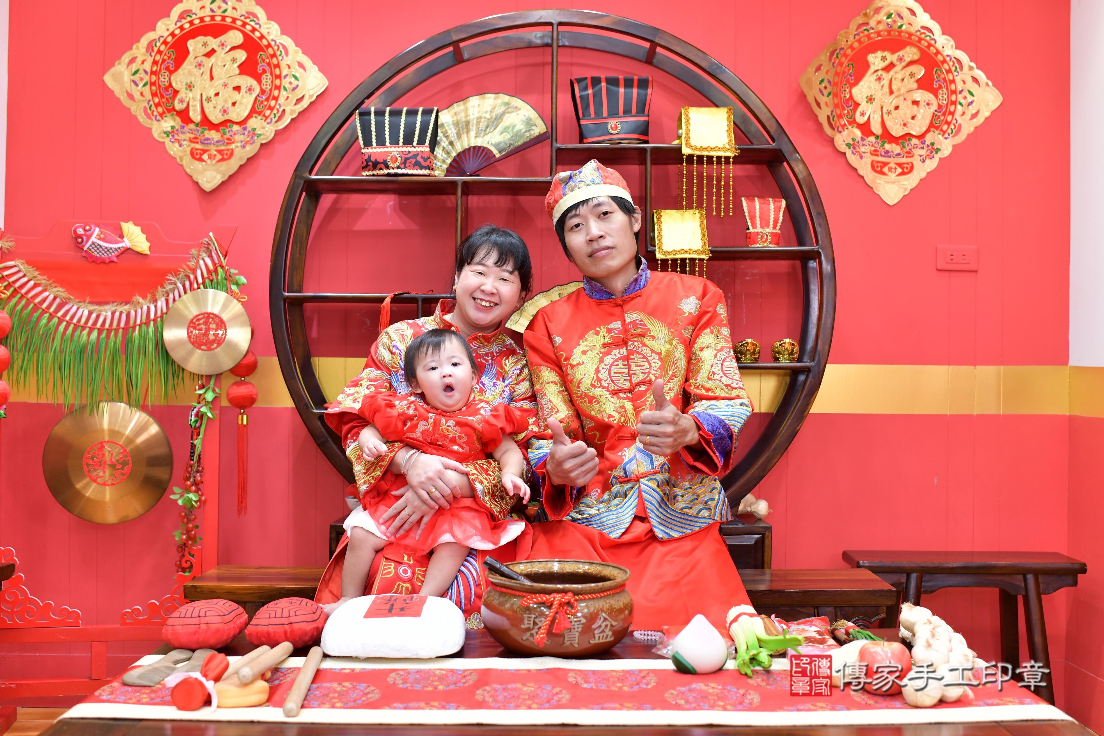 傳家手工印章桃園店、抓周、度脺、中國風會場、傳家嬰兒古禮、吉祥話、抓周道具物品24種、拍照。抓周證書。寶寶抓周、滿周歲、生日快樂、祝福