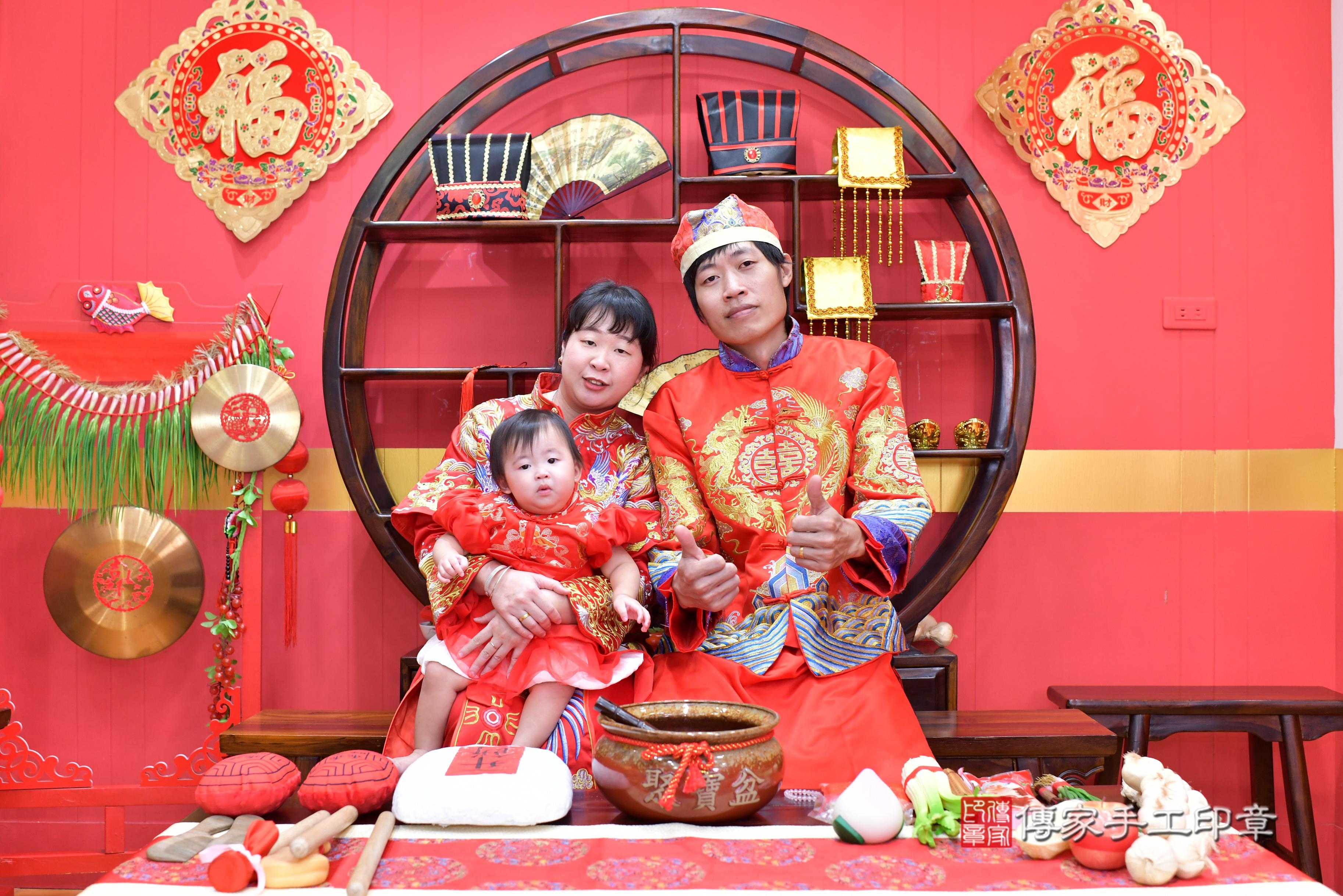 傳家手工印章桃園店、抓周、度脺、中國風會場、傳家嬰兒古禮、吉祥話、抓周道具物品24種、拍照。抓周證書。寶寶抓周、滿周歲、生日快樂、祝福