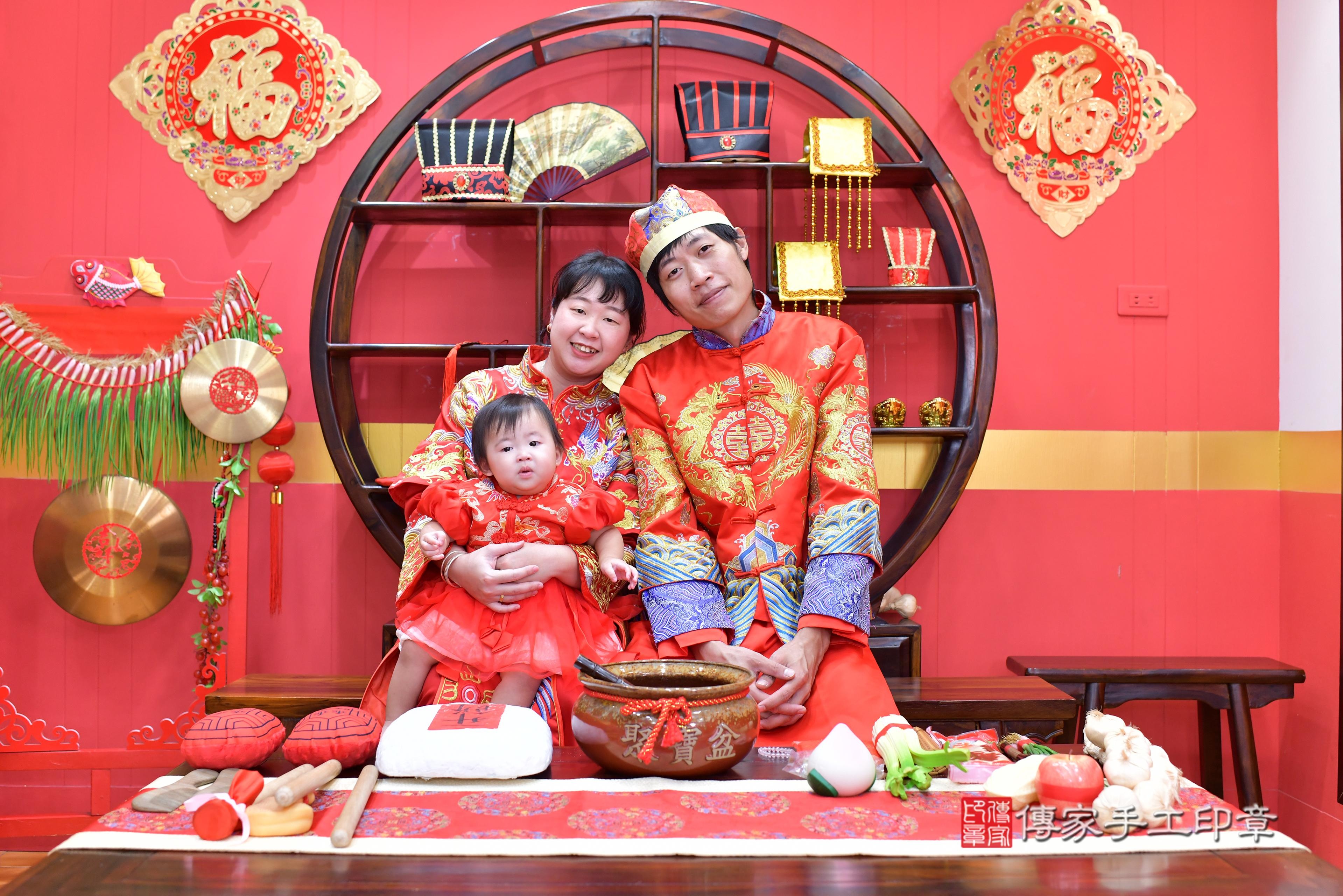 傳家手工印章桃園店、抓周、度脺、中國風會場、傳家嬰兒古禮、吉祥話、抓周道具物品24種、拍照。抓周證書。寶寶抓周、滿周歲、生日快樂、祝福