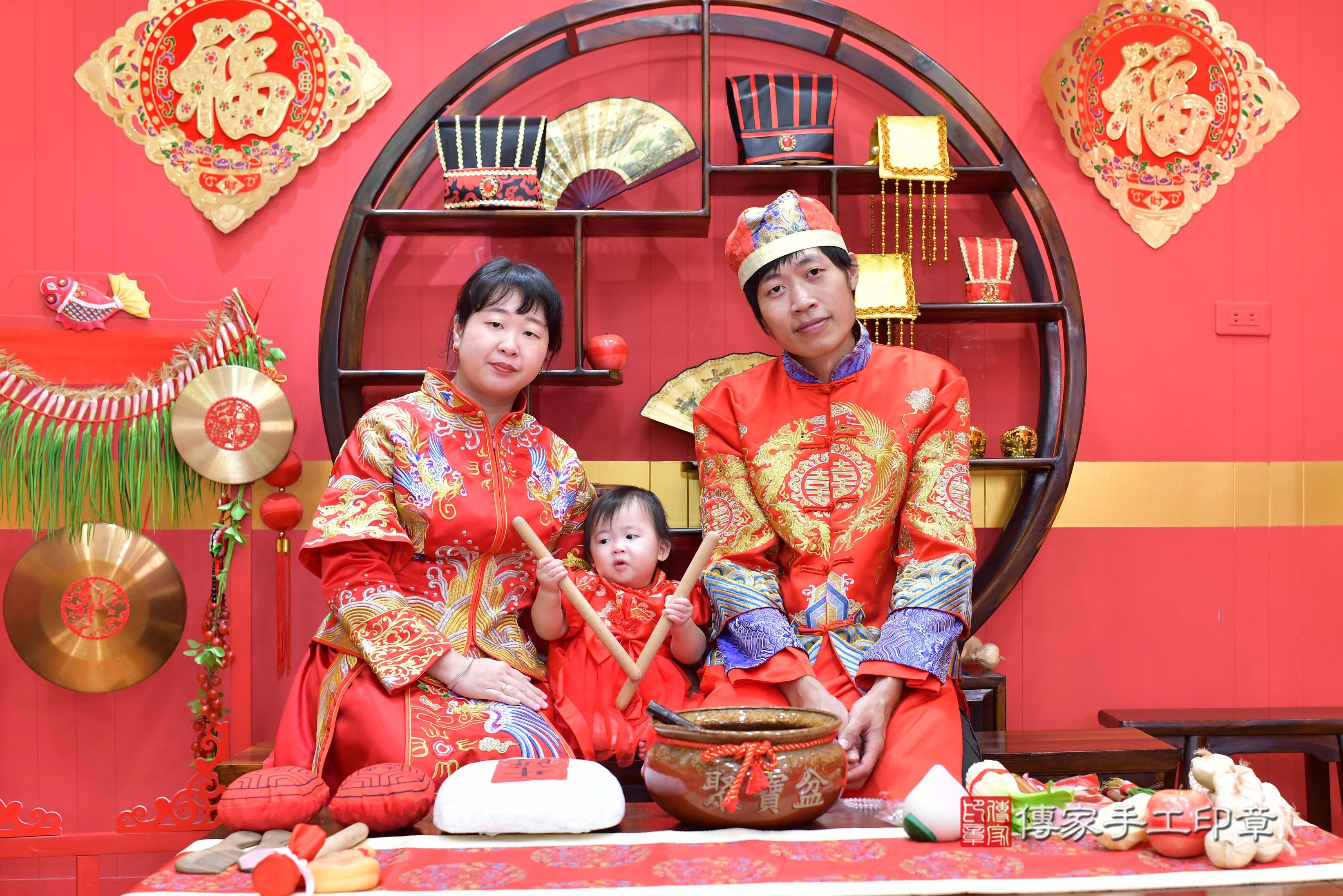 傳家手工印章桃園店、抓周、度脺、中國風會場、傳家嬰兒古禮、吉祥話、抓周道具物品24種、拍照。抓周證書。寶寶抓周、滿周歲、生日快樂、祝福