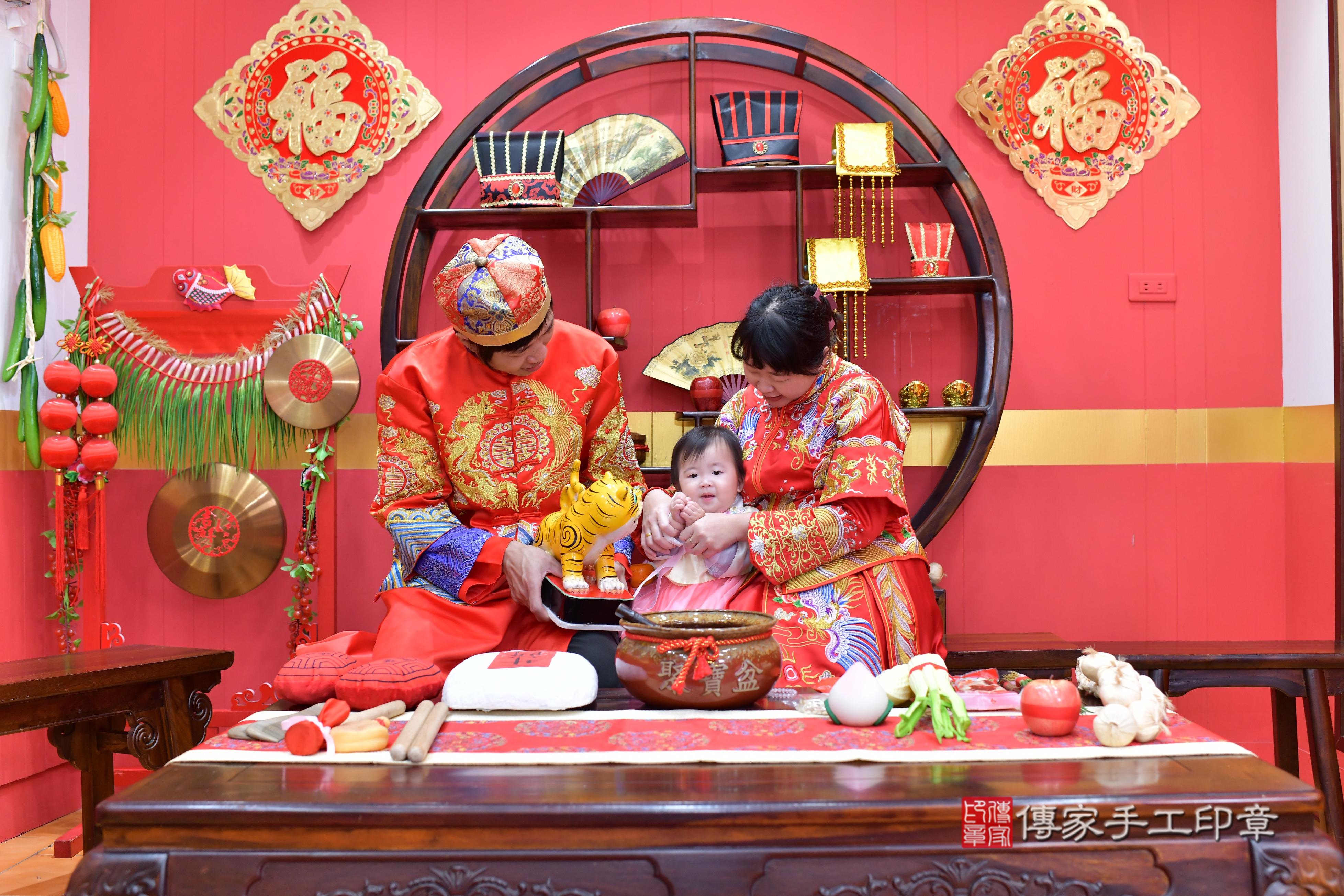 傳家手工印章桃園店、抓周、度脺、中國風會場、傳家嬰兒古禮、吉祥話、抓周道具物品24種、拍照。抓周證書。寶寶抓周、滿周歲、生日快樂、祝福