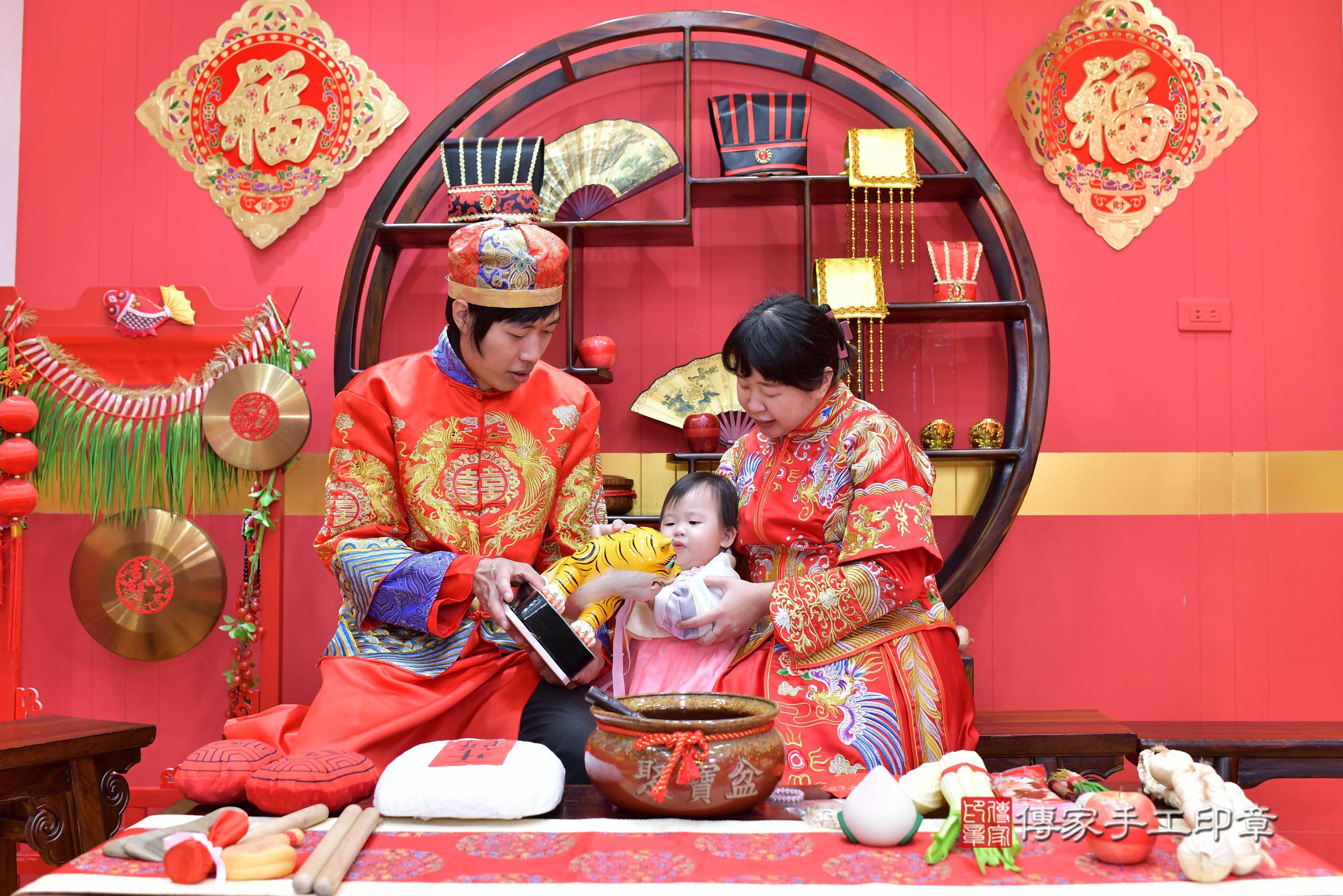 傳家手工印章桃園店、抓周、度脺、中國風會場、傳家嬰兒古禮、吉祥話、抓周道具物品24種、拍照。抓周證書。寶寶抓周、滿周歲、生日快樂、祝福