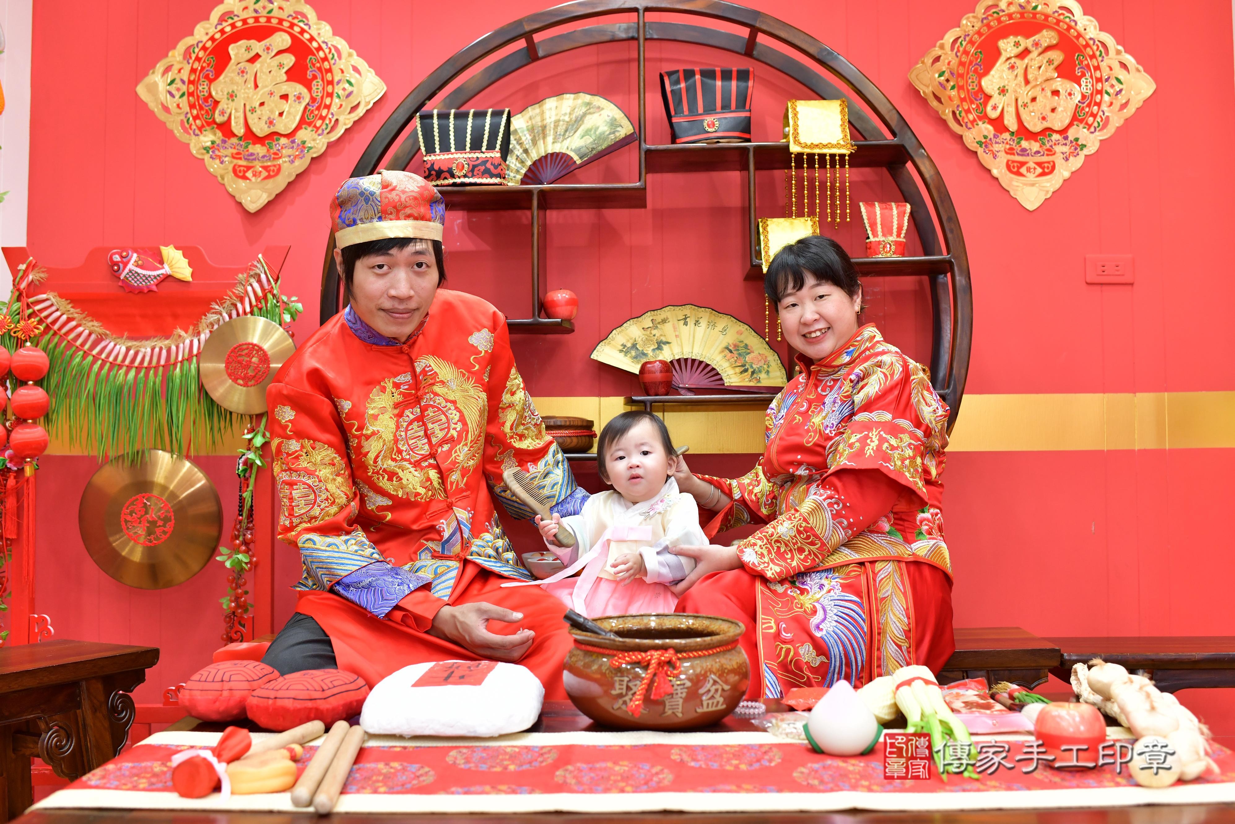 傳家手工印章桃園店、抓周、度脺、中國風會場、傳家嬰兒古禮、吉祥話、抓周道具物品24種、拍照。抓周證書。寶寶抓周、滿周歲、生日快樂、祝福