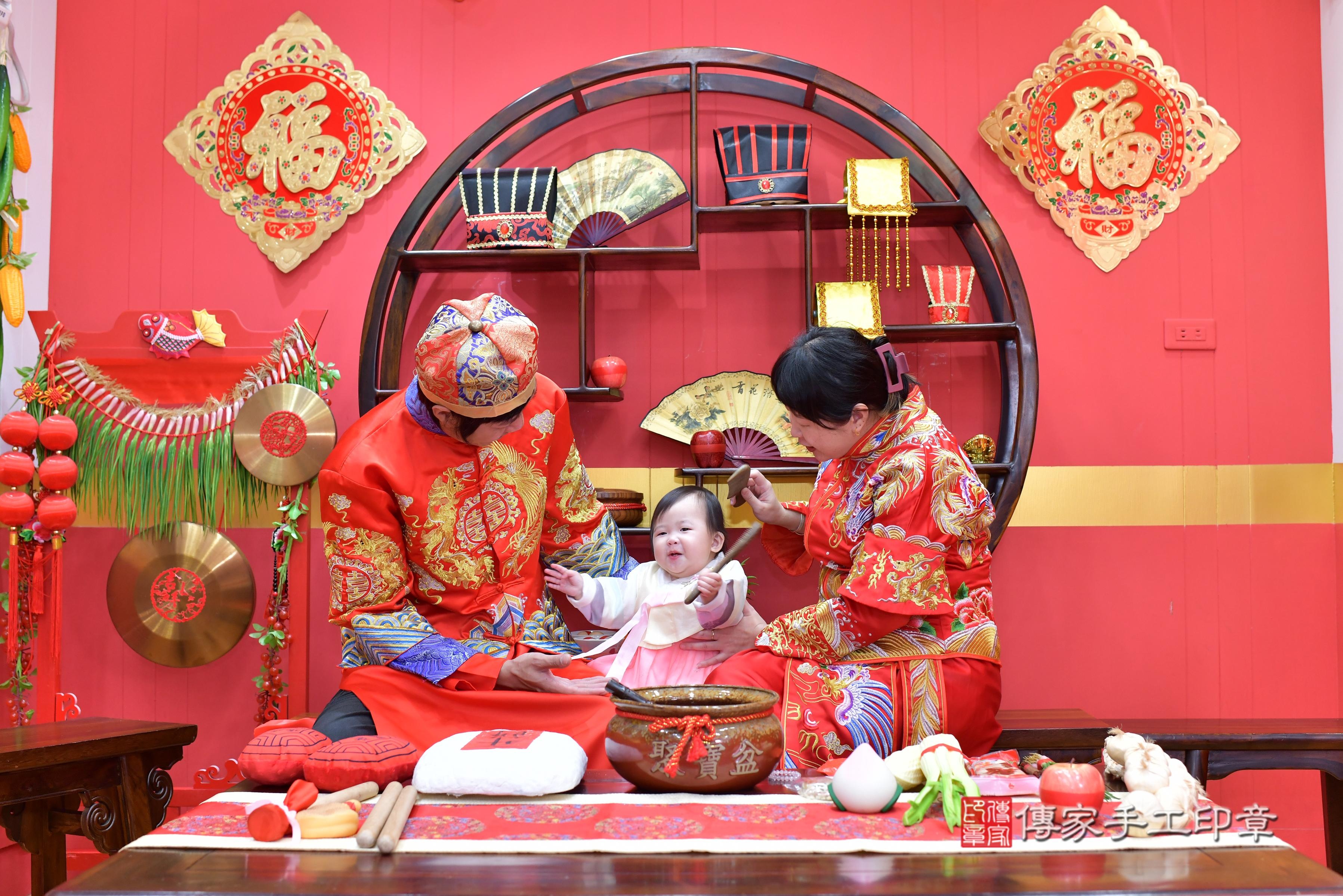 傳家手工印章桃園店、抓周、度脺、中國風會場、傳家嬰兒古禮、吉祥話、抓周道具物品24種、拍照。抓周證書。寶寶抓周、滿周歲、生日快樂、祝福