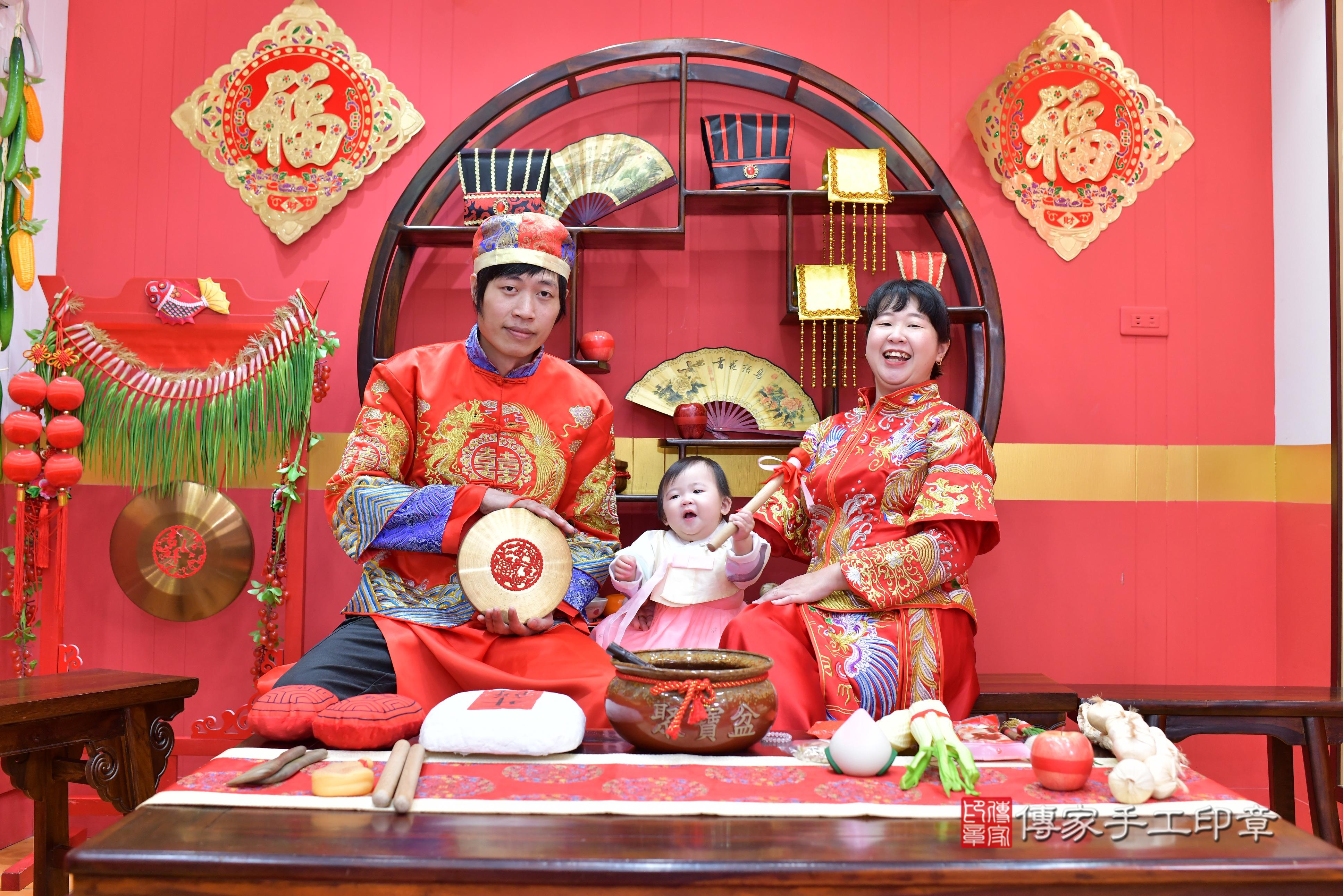 傳家手工印章桃園店、抓周、度脺、中國風會場、傳家嬰兒古禮、吉祥話、抓周道具物品24種、拍照。抓周證書。寶寶抓周、滿周歲、生日快樂、祝福