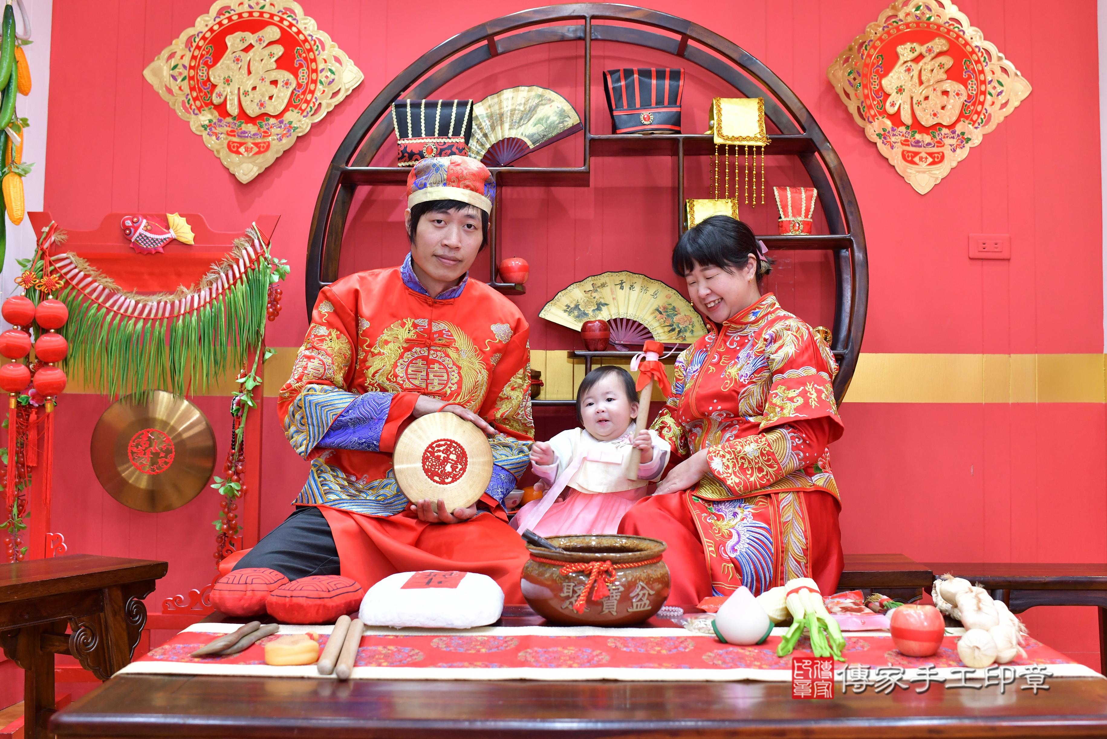 傳家手工印章桃園店、抓周、度脺、中國風會場、傳家嬰兒古禮、吉祥話、抓周道具物品24種、拍照。抓周證書。寶寶抓周、滿周歲、生日快樂、祝福