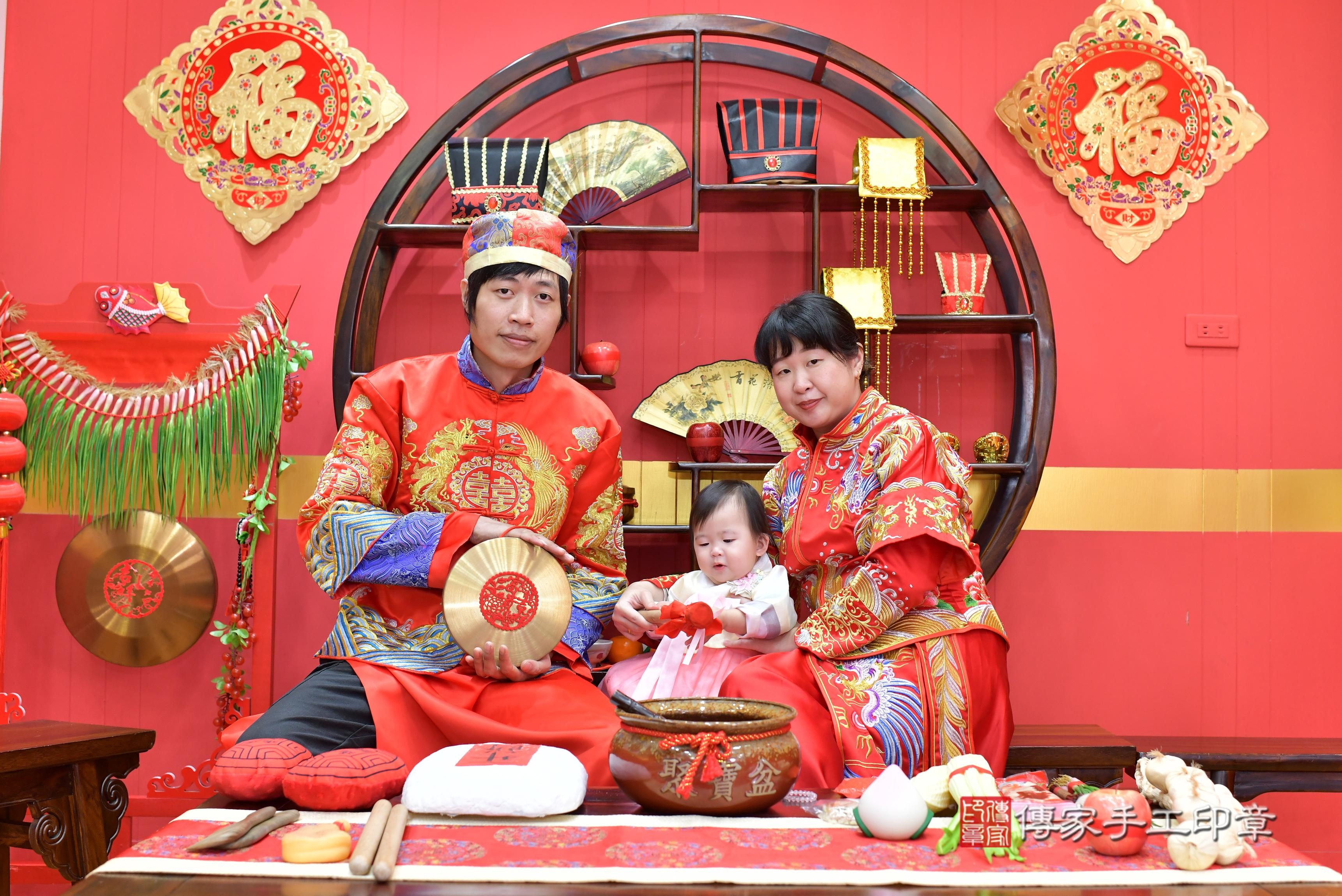 傳家手工印章桃園店、抓周、度脺、中國風會場、傳家嬰兒古禮、吉祥話、抓周道具物品24種、拍照。抓周證書。寶寶抓周、滿周歲、生日快樂、祝福