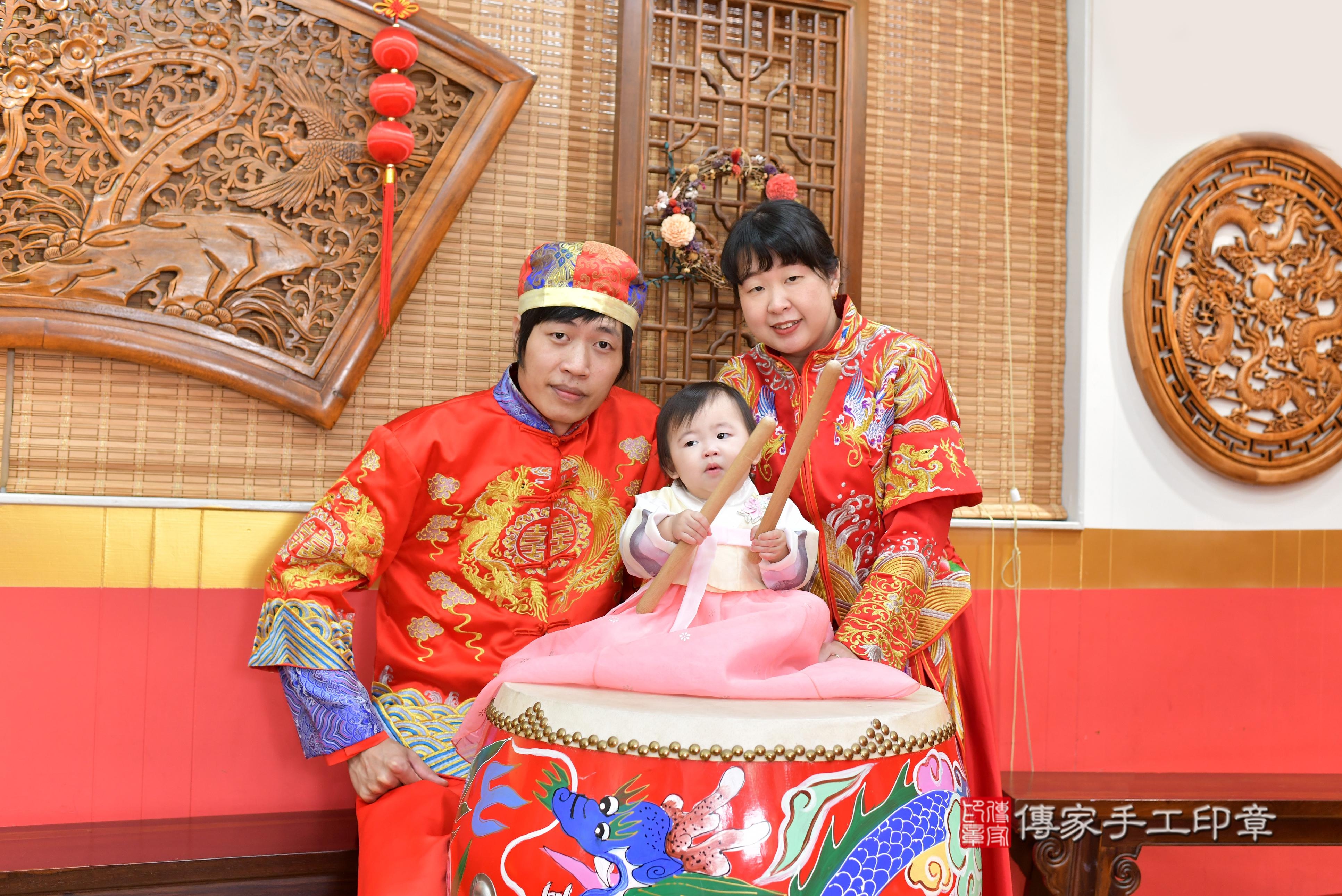 傳家手工印章桃園店、抓周、度脺、中國風會場、傳家嬰兒古禮、吉祥話、抓周道具物品24種、拍照。抓周證書。寶寶抓周、滿周歲、生日快樂、祝福