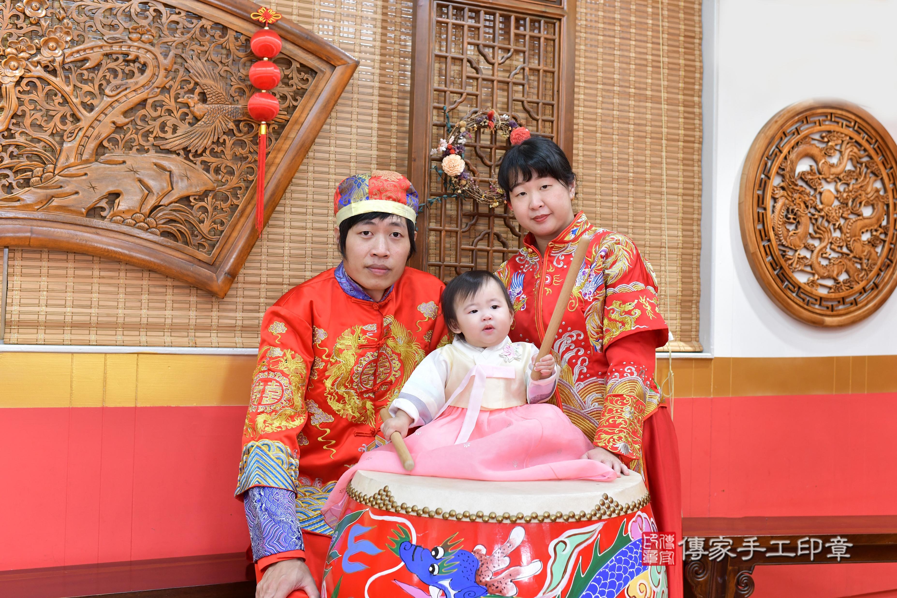 傳家手工印章桃園店、抓周、度脺、中國風會場、傳家嬰兒古禮、吉祥話、抓周道具物品24種、拍照。抓周證書。寶寶抓周、滿周歲、生日快樂、祝福