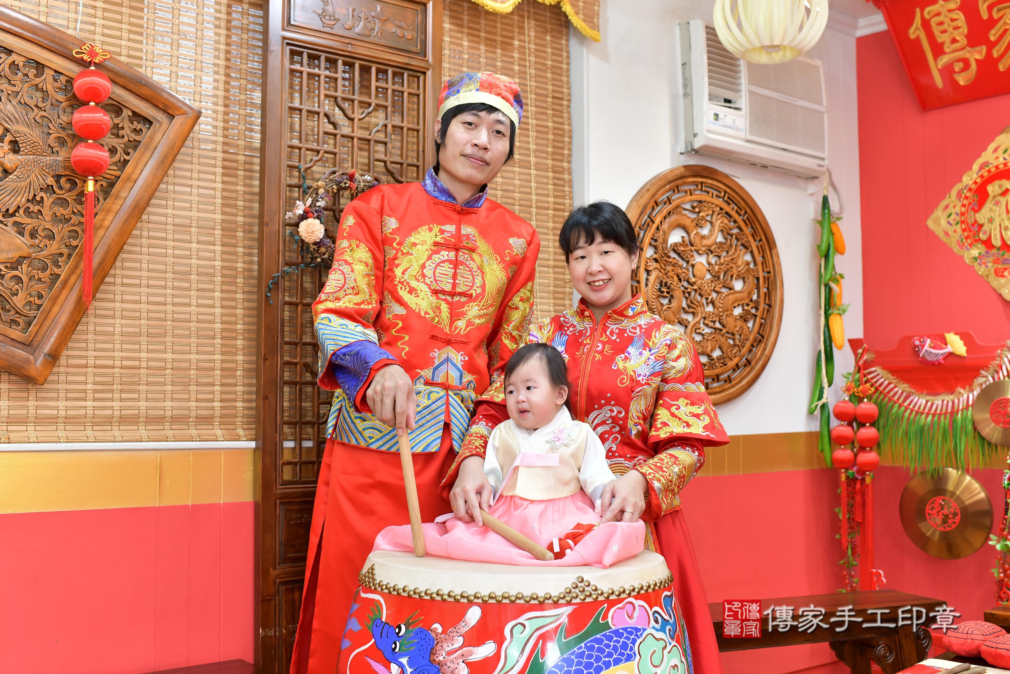 傳家手工印章桃園店、抓周、度脺、中國風會場、傳家嬰兒古禮、吉祥話、抓周道具物品24種、拍照。抓周證書。寶寶抓周、滿周歲、生日快樂、祝福